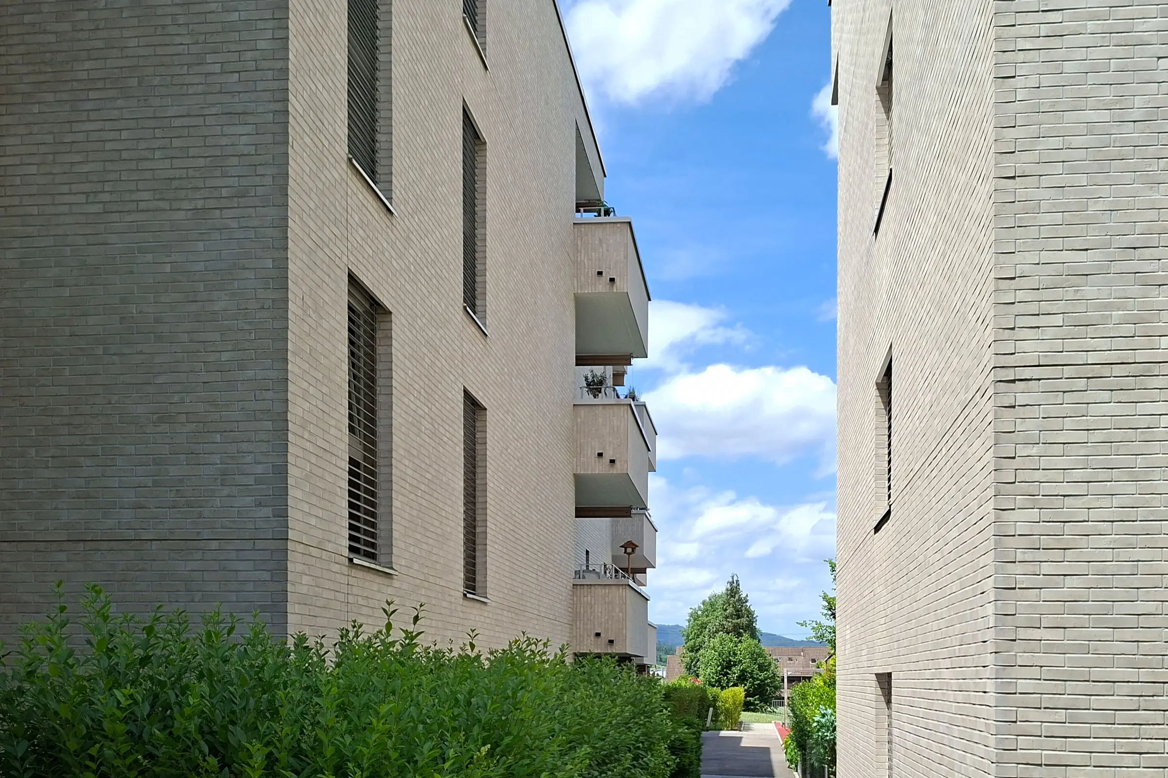 2 Mehrfamilienhäuser mit Klinkerfassade in beige