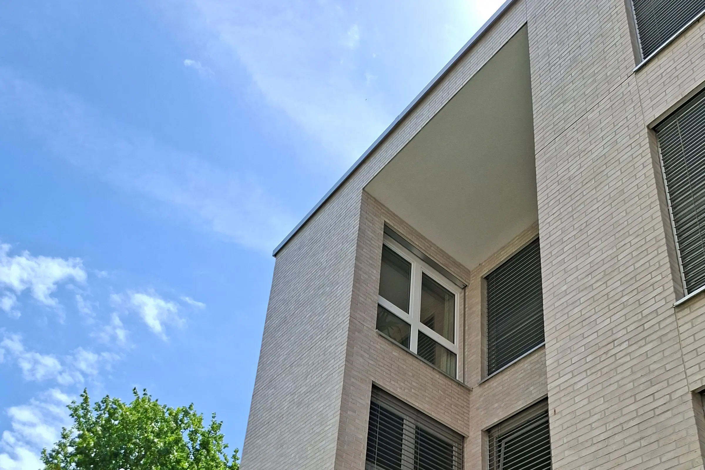 Mehrfamilienhaus mit Klinkerfassade in beige
