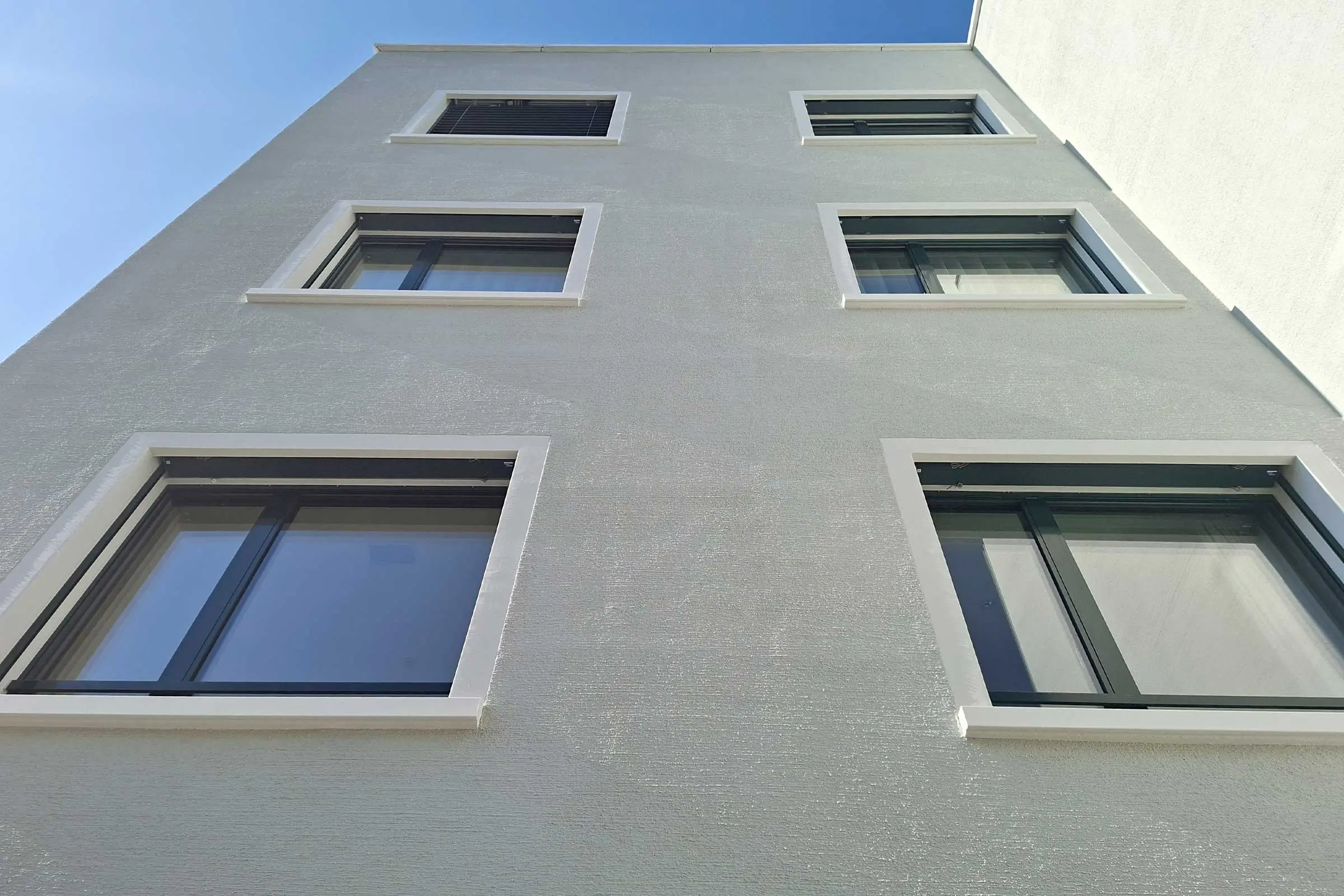 Fensterfront von MFH mit StoDecoprofilen von unten