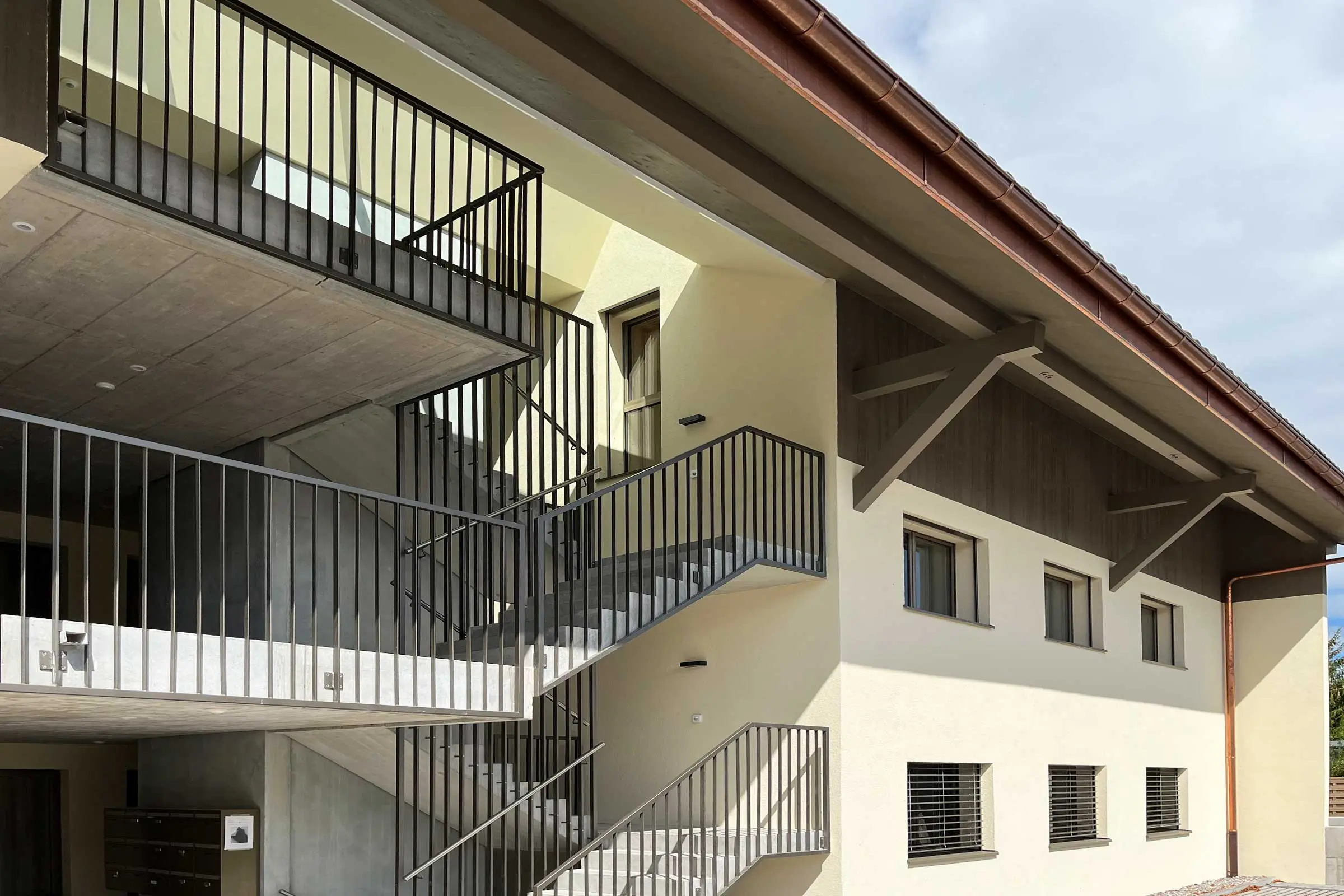 Vue arrière d'un immeuble d'habitation avec balcons et fenêtres à la façade claire