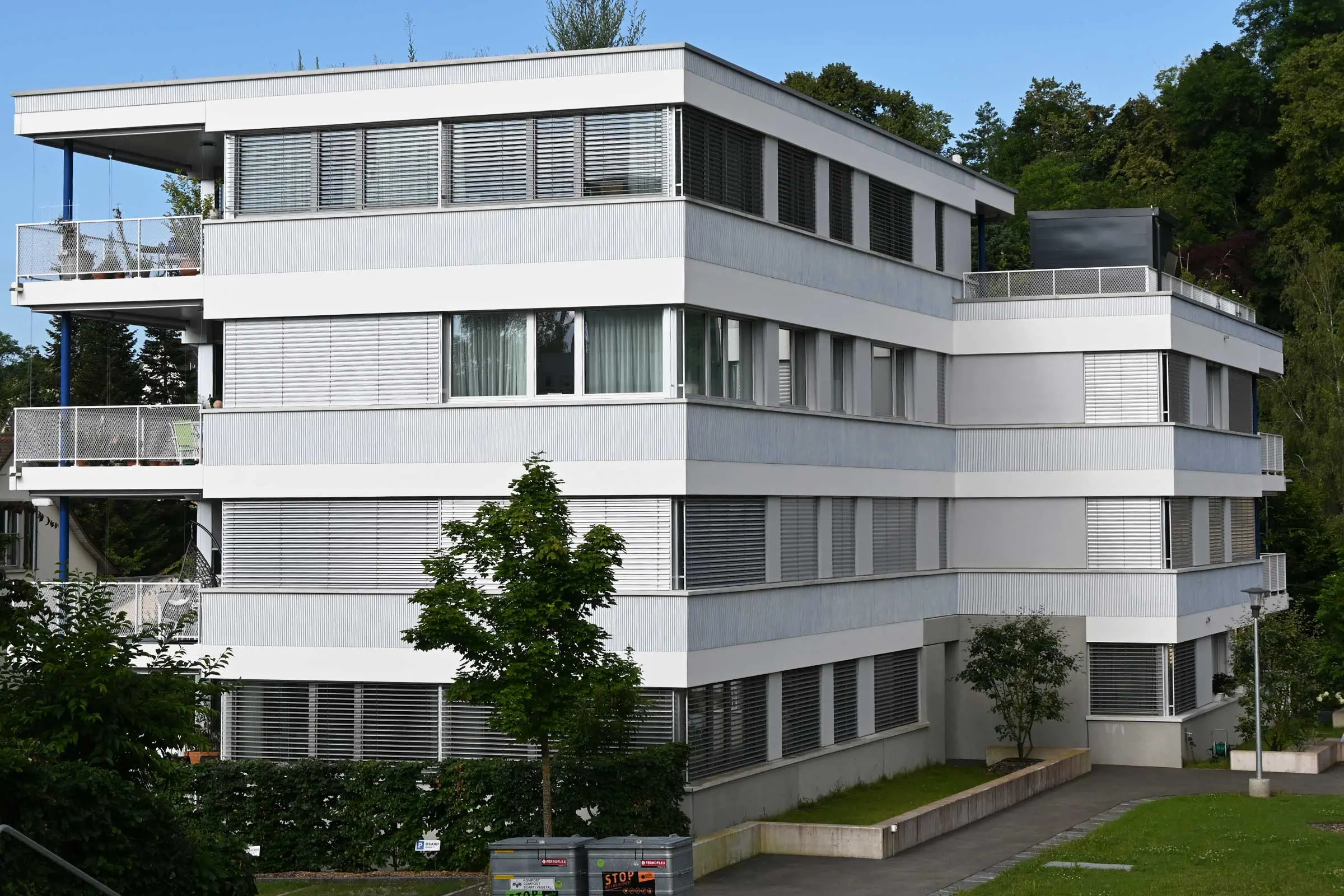 Seitenansicht Mehrfamilienhaus mit hellem Putz und Putztechnik StoSignature