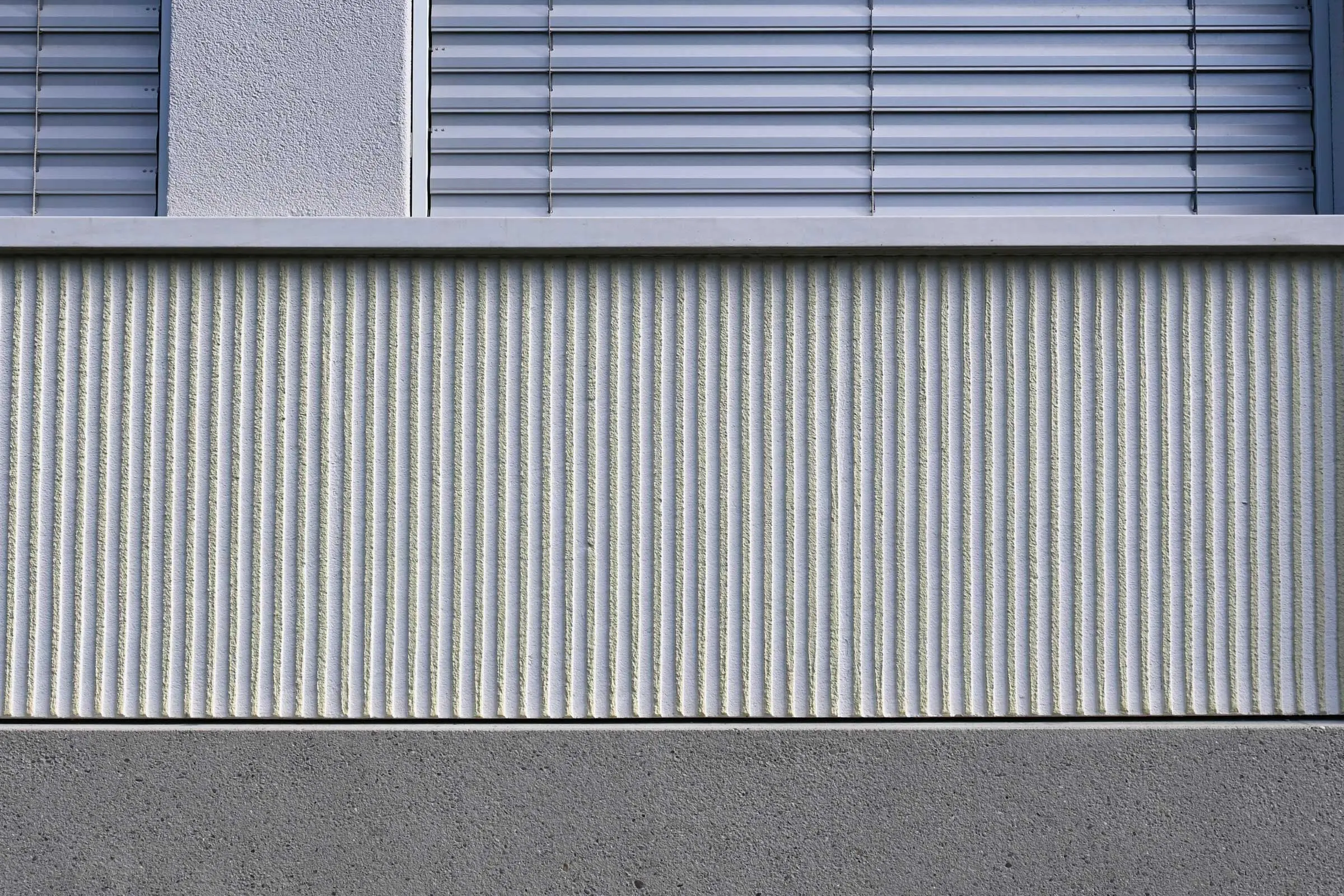 Detailansicht Putztechnik StoSignature an Fassade von Mehrfamilienhaus