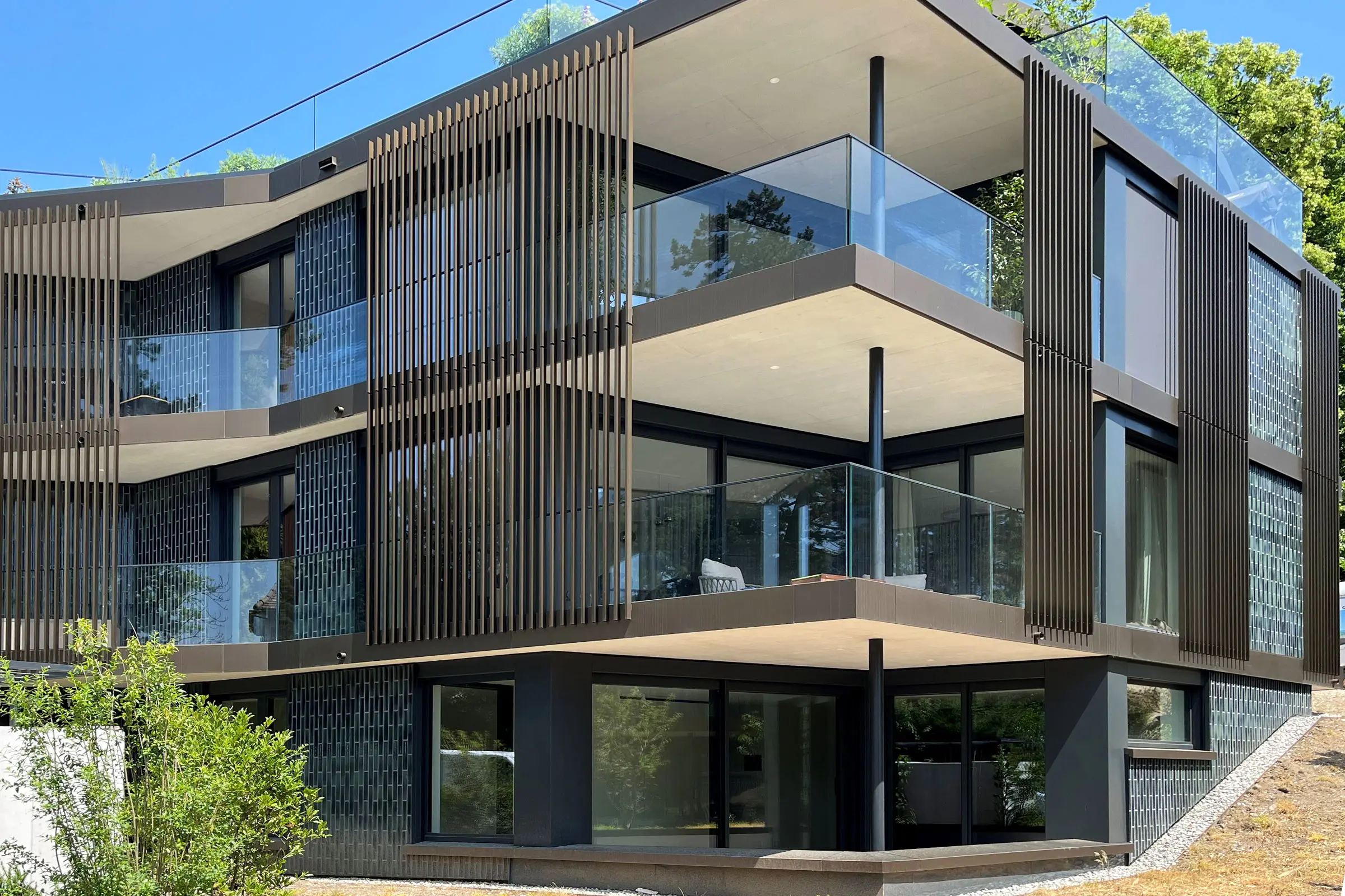 Vue d'angle d'un immeuble d'habitation avec façade en céramique grise