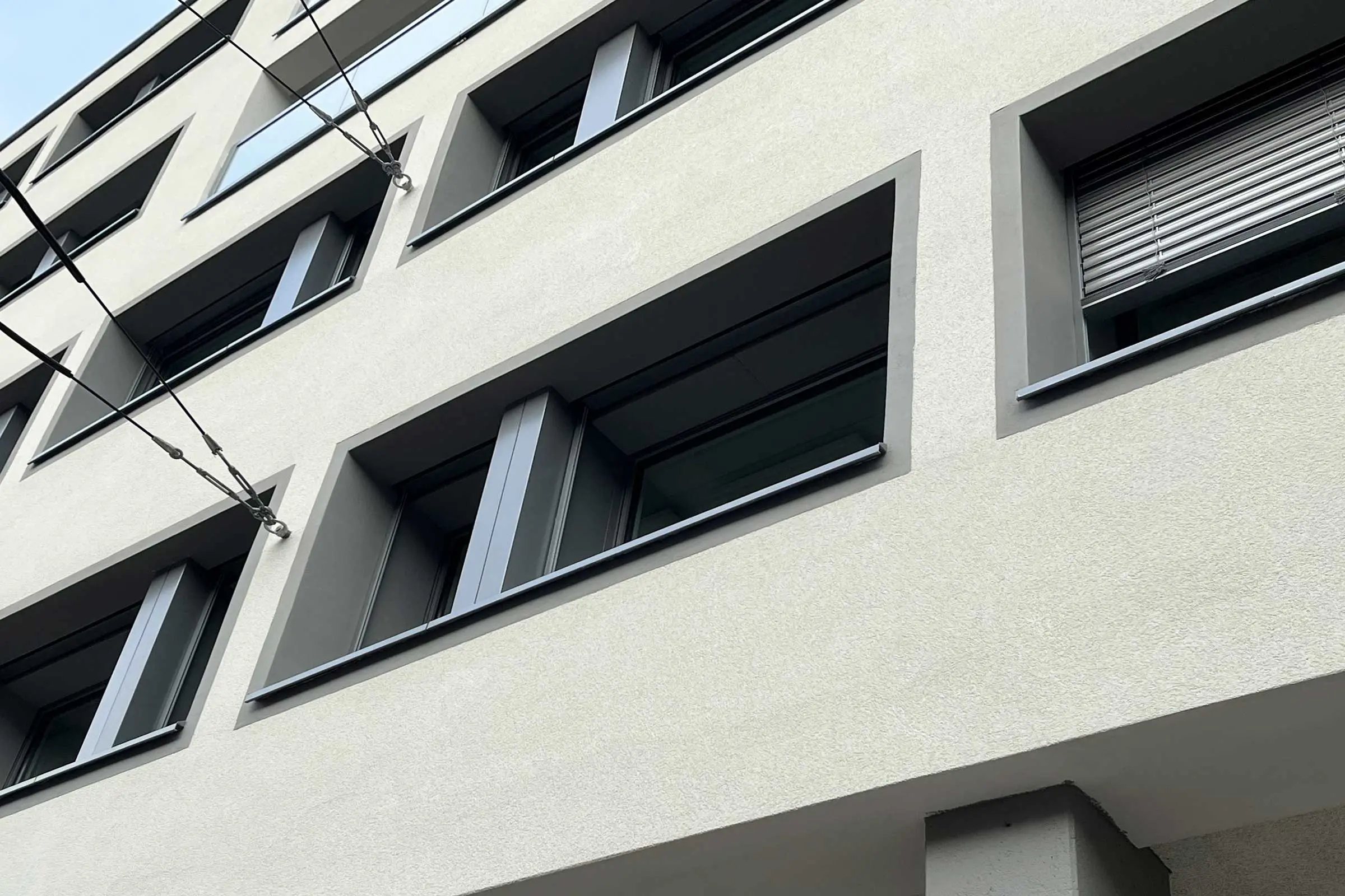 Vue de plusieurs fenêtres avec des bordures grises