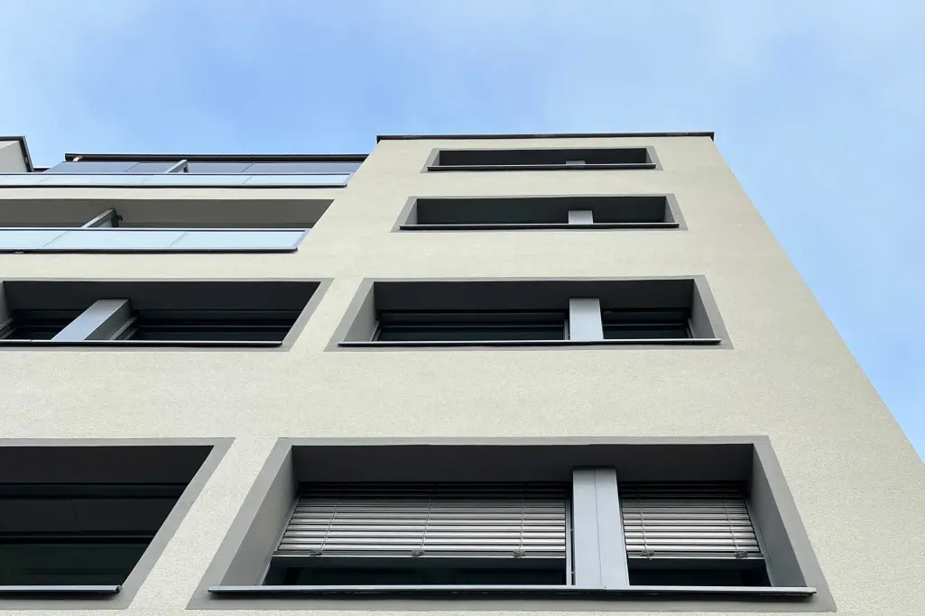 Fassade des Mehrfamilienhauses an der Albisstrasse 28 in Zürich