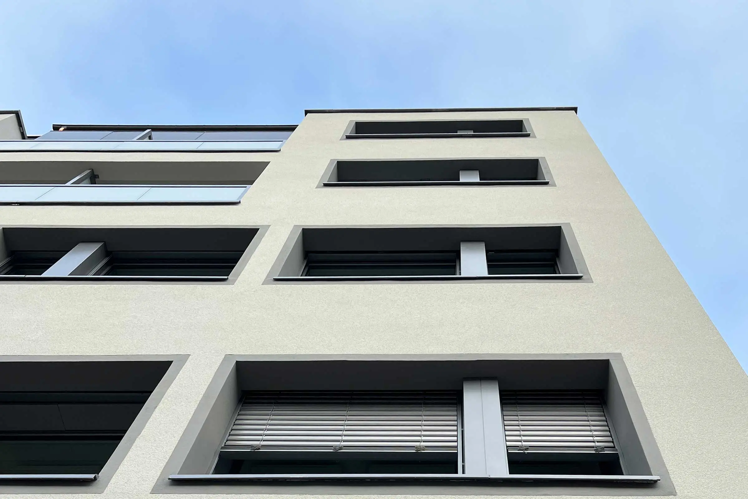 Vue de la fenêtre depuis le bas avec - fenêtre avec encadrement gris