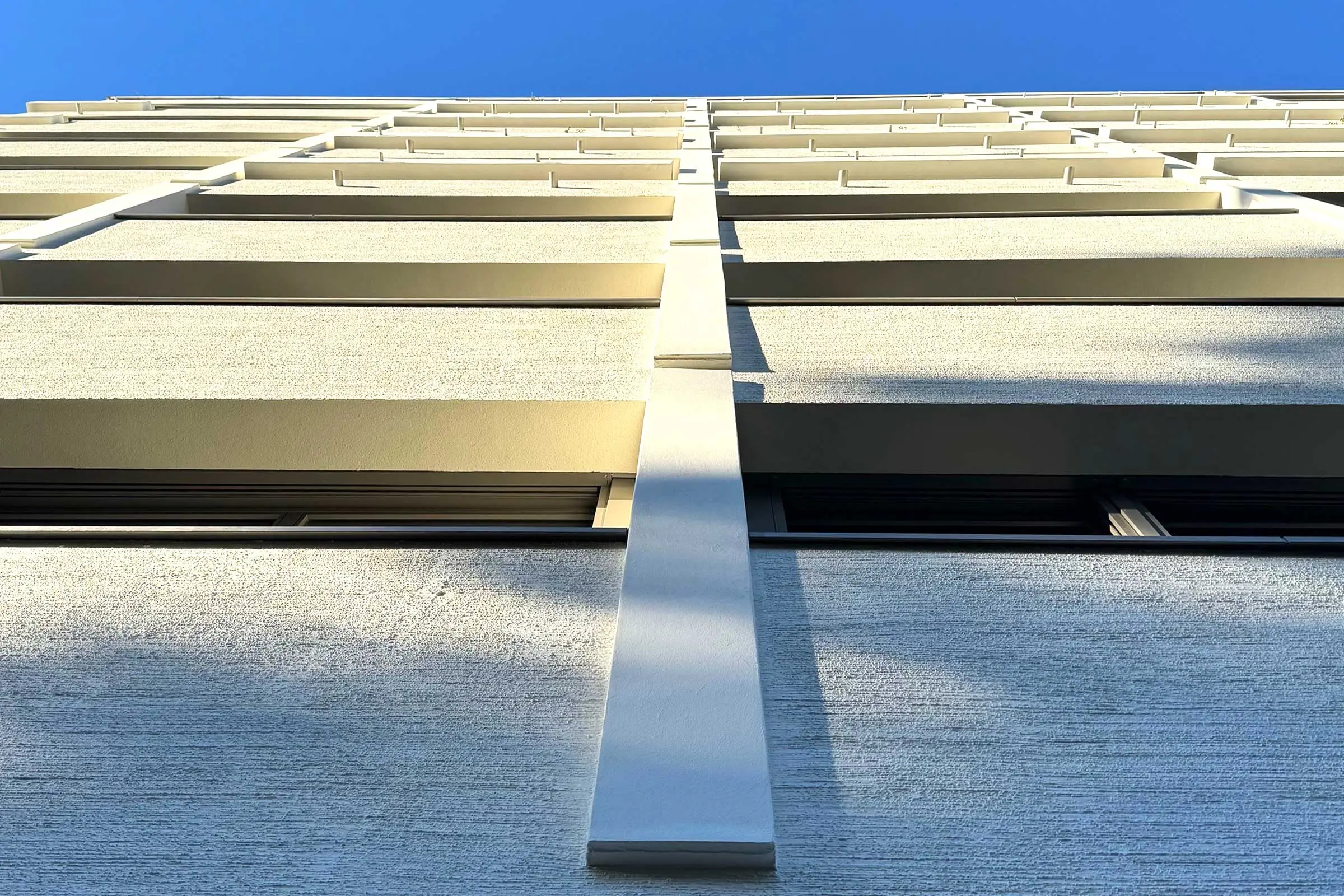 Ansicht Putzfassade mit mehreren Balkonen von unten