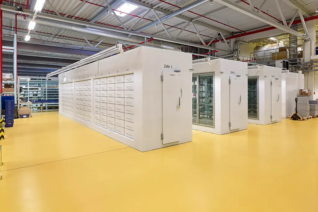 Gelbe leitfähige Bodenbeschichtung beim Pharmagrosshändler Sanacorp in Hürth DE