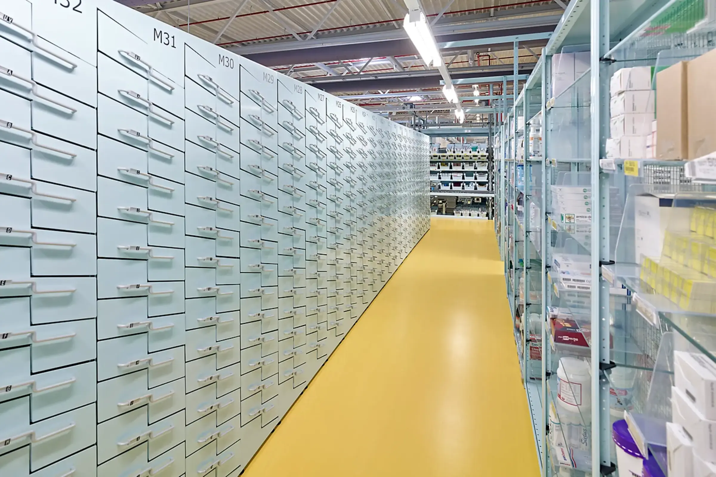 Bodenbeschichtung gelb in Produktionshalle von Pharmahandel