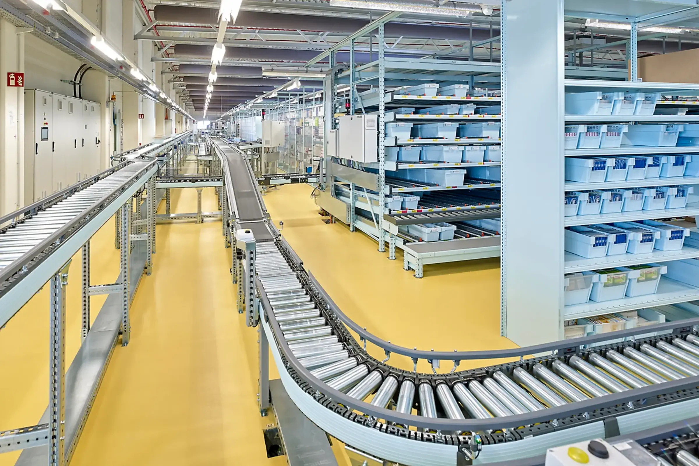 Bodenbeschichtung gelb in Produktionshalle mit Produktionsband in Pharmahandel