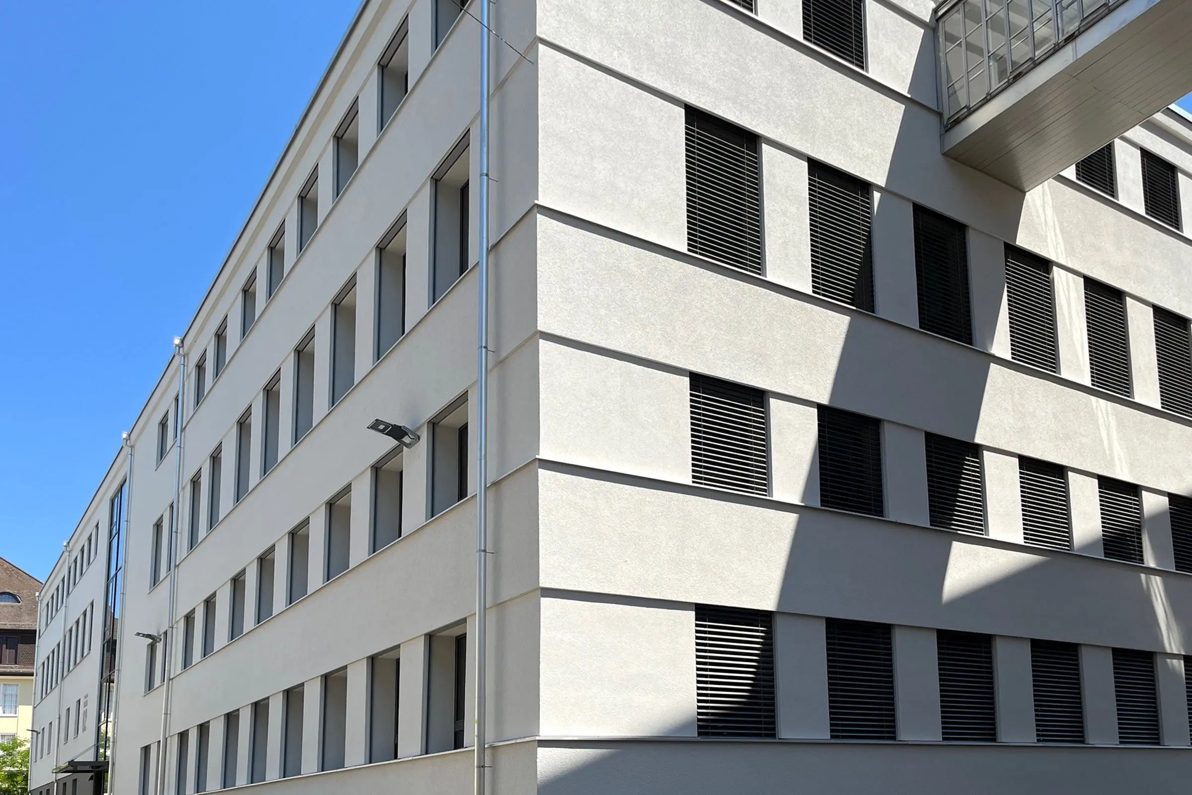 Eckansicht Mehrstöckiges Verwaltungsgebäude mit heller Putzfassade aus Stolit®