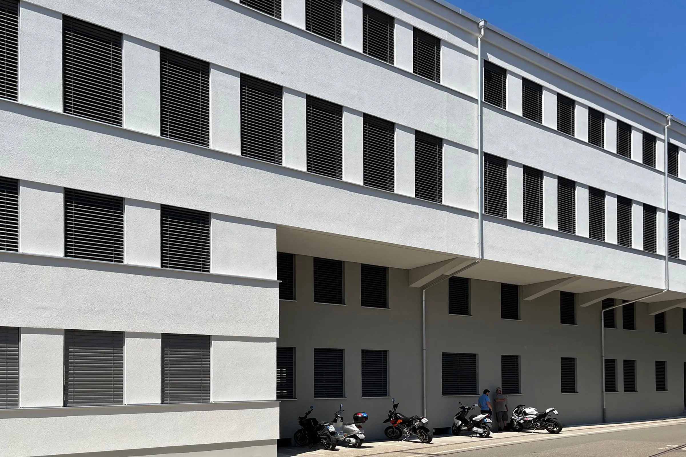 Seitenansicht mit Fentern von Verwaltungsgebäude mit heller Putzfassade