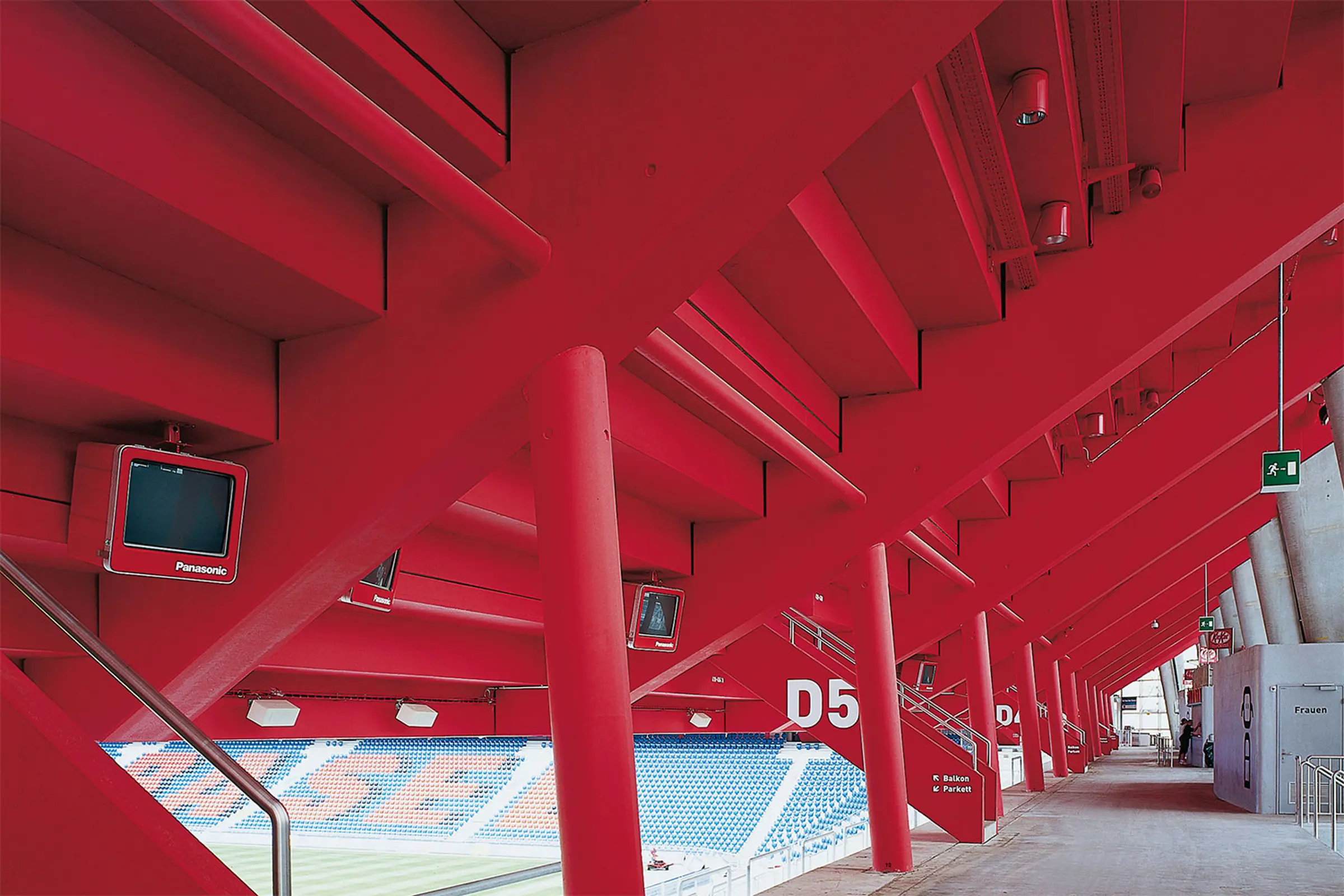Unteransicht rote Tribüne vom Stadion St. Jakob-Park Basel mit Sto-Lacken gestrichen