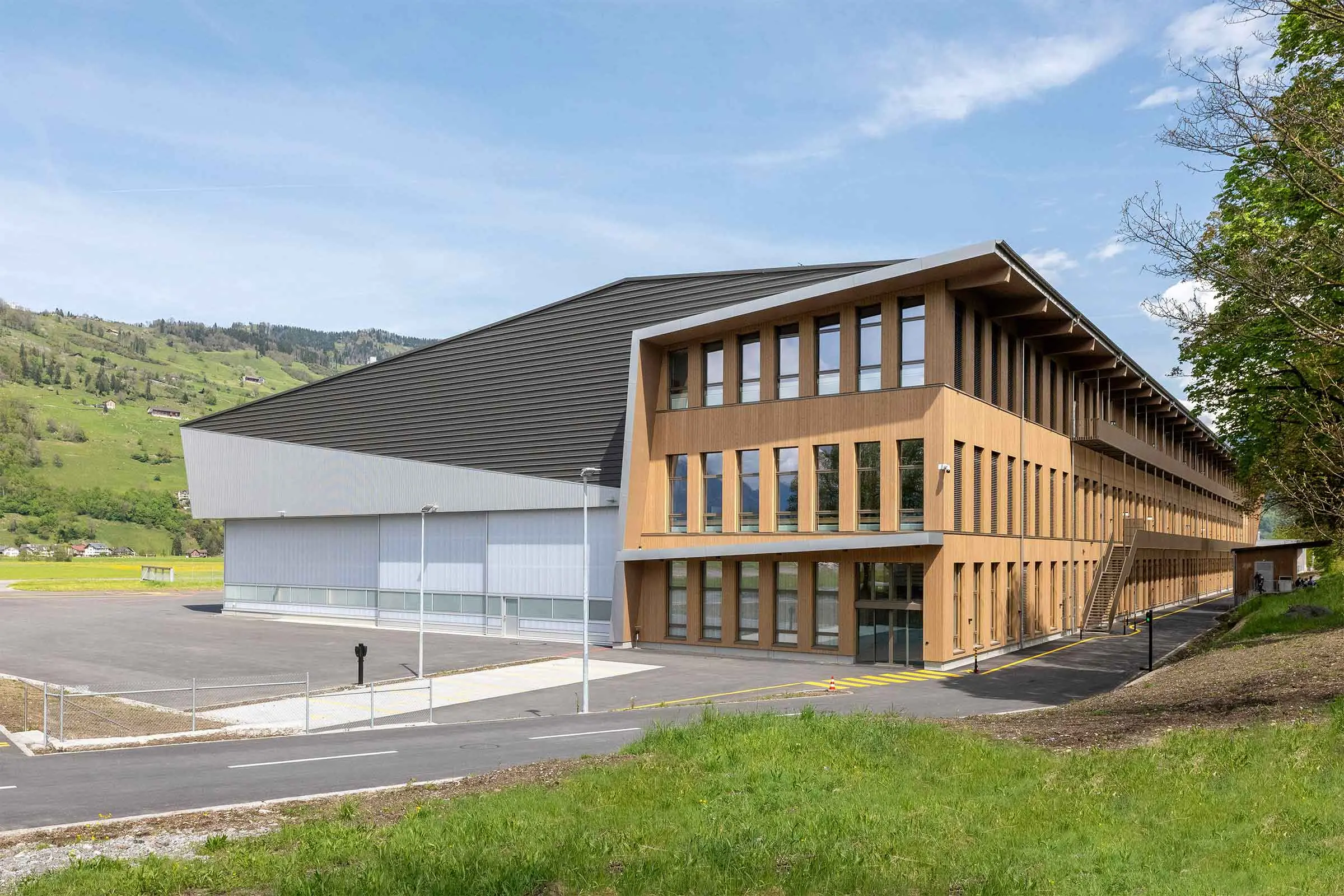 Montagehalle eines Flugzeugherstellers von aussen teilweise mit Holzverkleidung