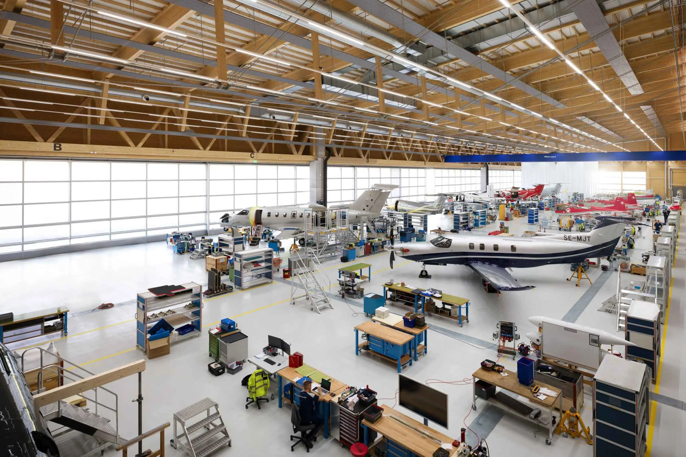 Montagehalle für Flugzeugbau mit grauem Boden