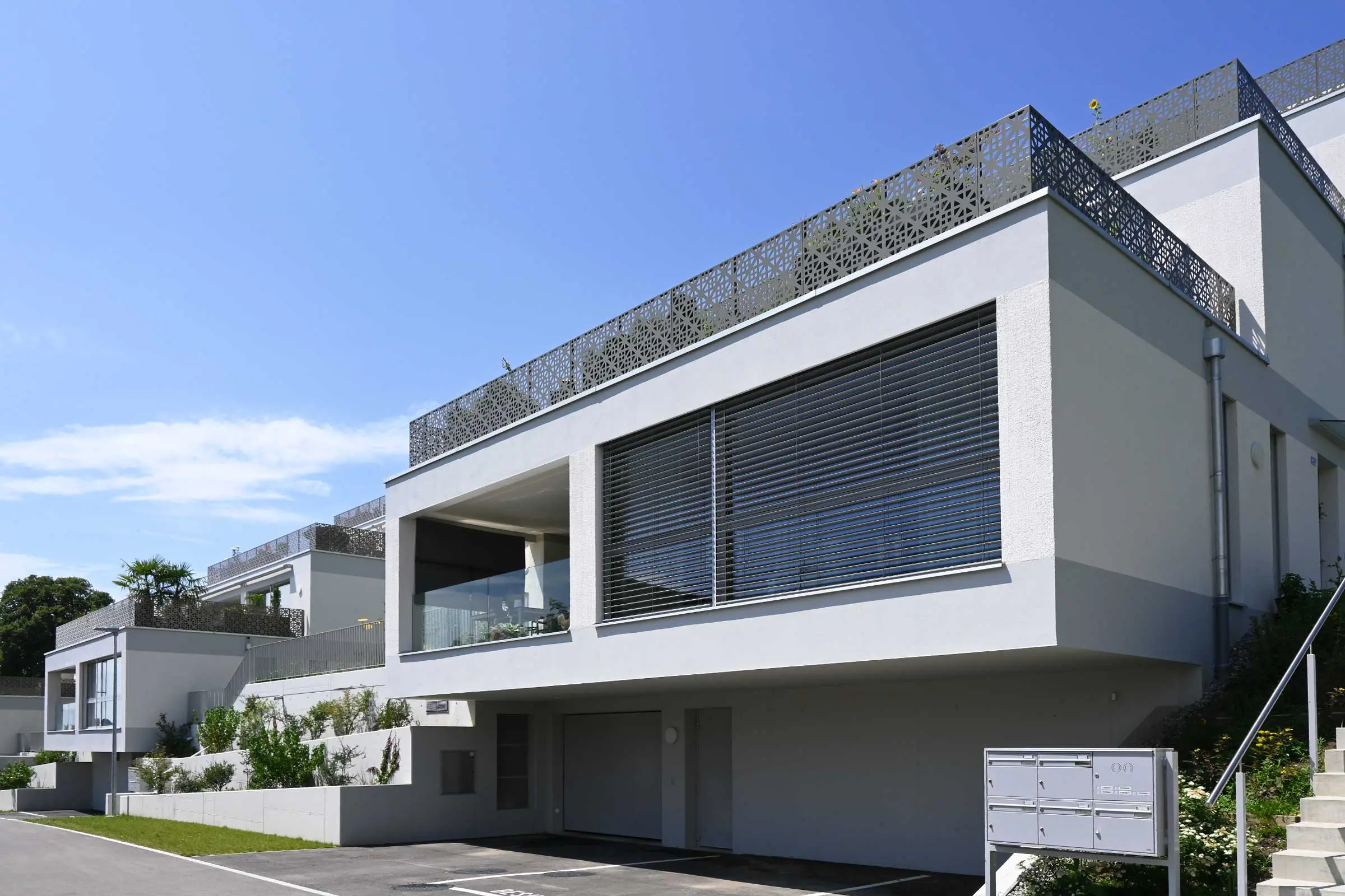 Vue latérale avec balcon de la maison en terrasse avec revêtement de façade