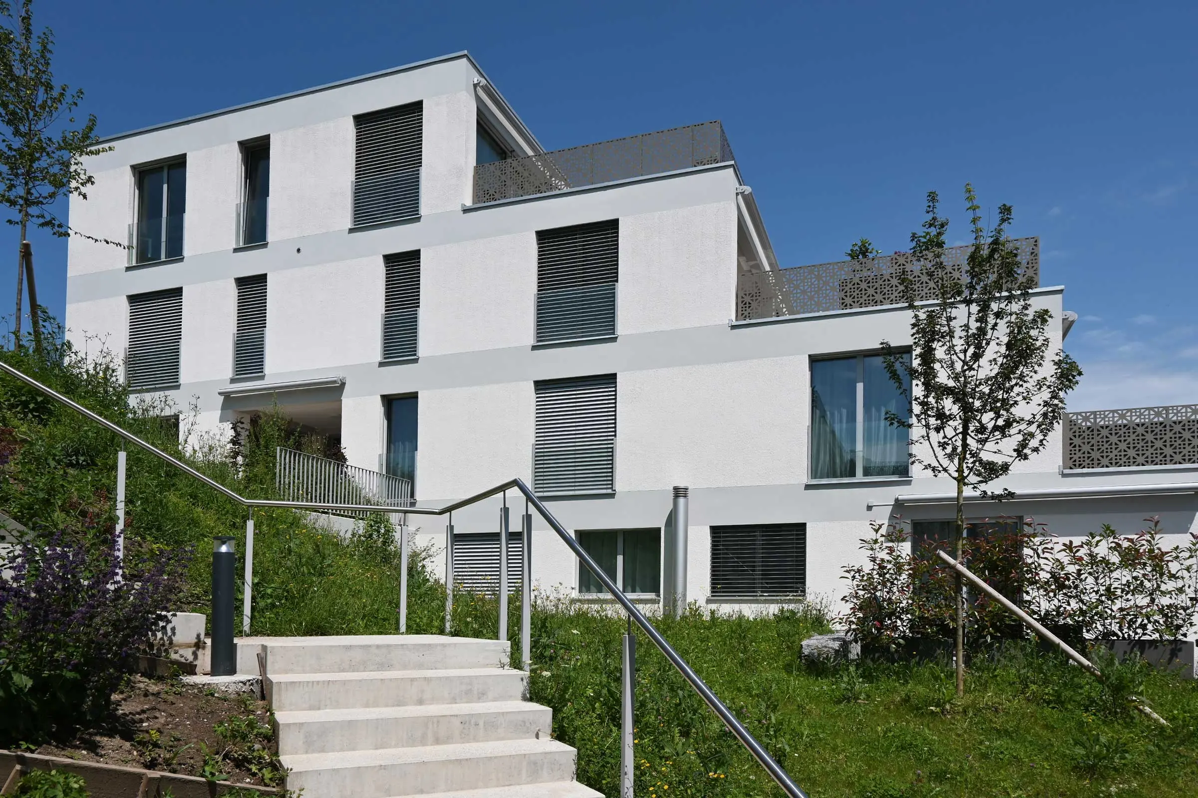 Vue latérale avec baies vitrées de la maison en terrasses