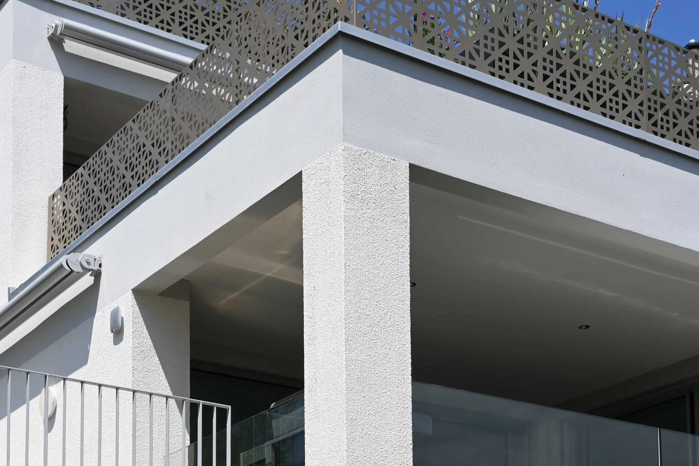 Découpe de balcon de maison en terrasse avec revêtement de façade clair