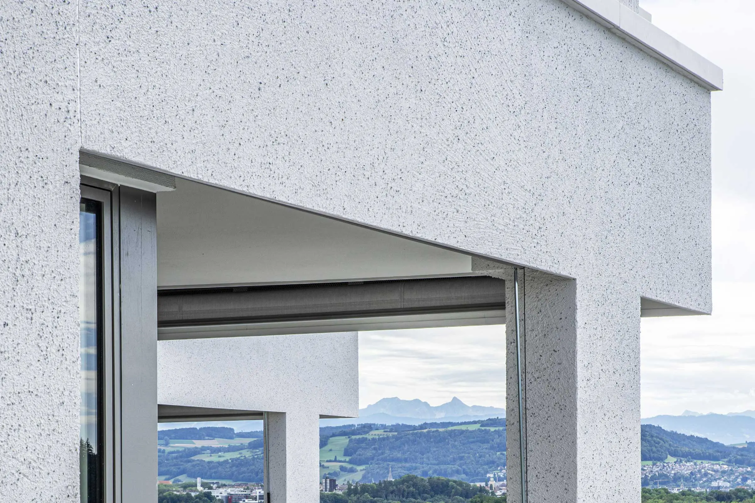 Ausschnitt Balkonüberdachung einer Überbauung mit weisser Fassade