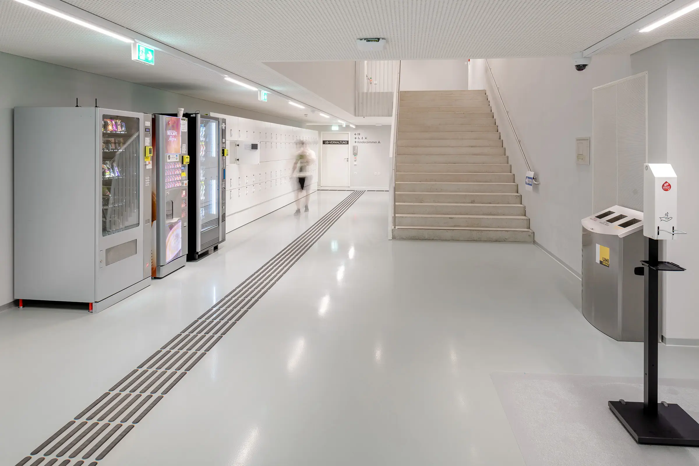 Heller Flur in der Universitätsbibliothek Graz 