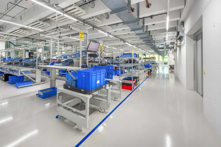 Helle Bodenbeschichtung in der Produktonshalle des Industrieunternehmens Thermoplan in Weggis 