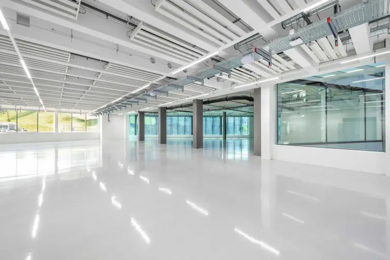 Halle industrielle avec revêtement de sol clair avec produits StoCretec