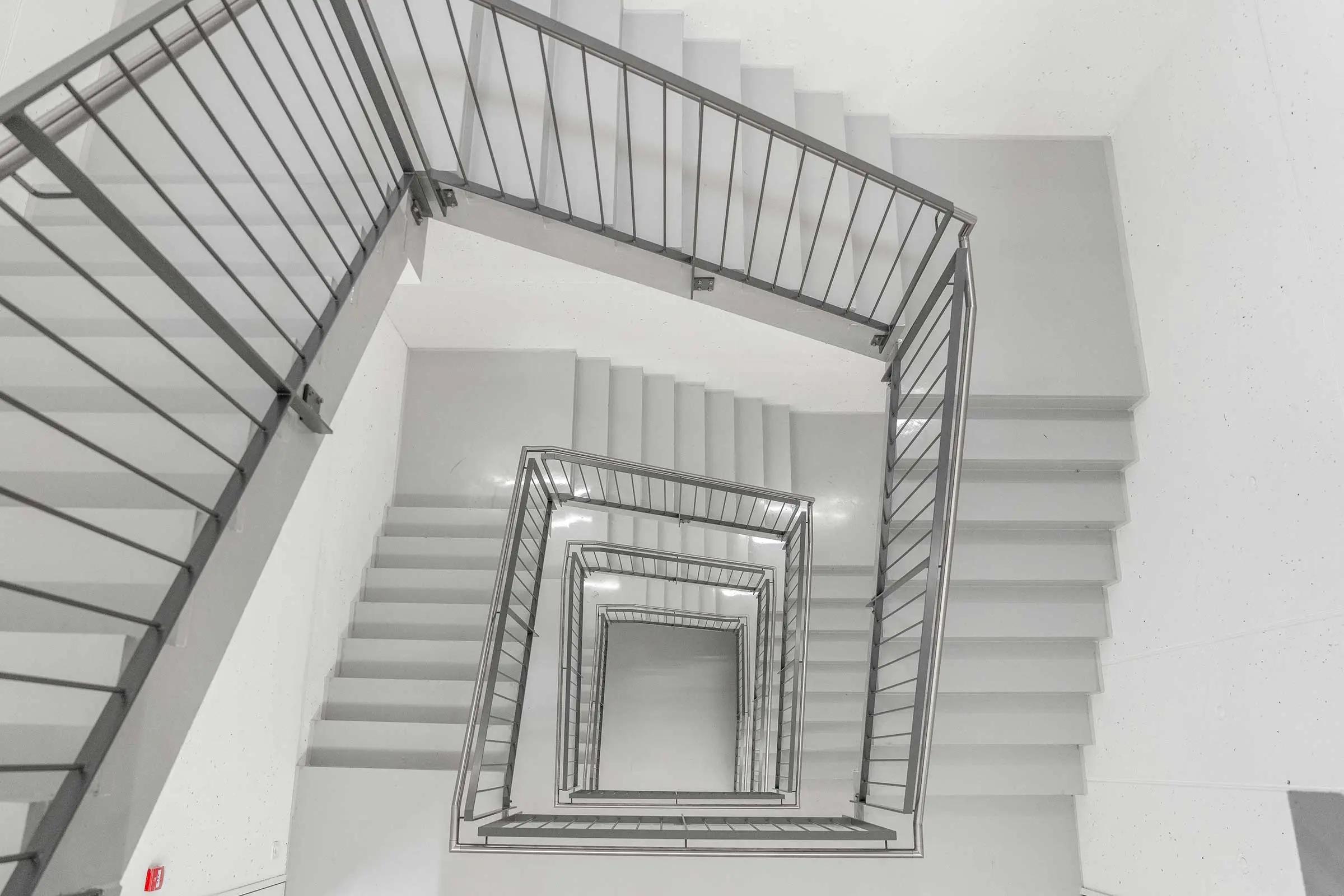 Cage d'escalier dans un bâtiment industriel