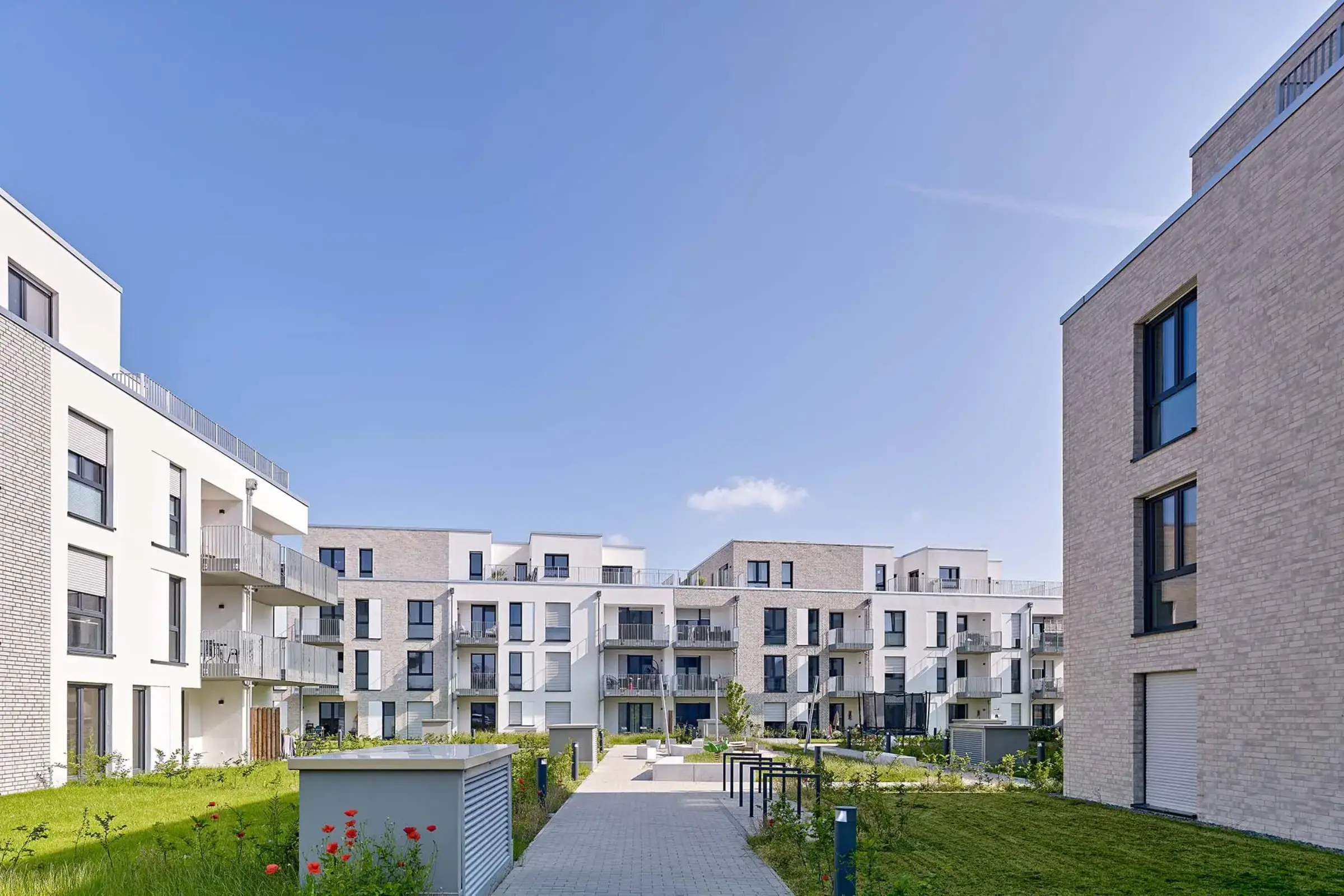 Wohnviertel mit mehreren Mehrfamilienhäuser im modernen Flachdachstil mit Klinker