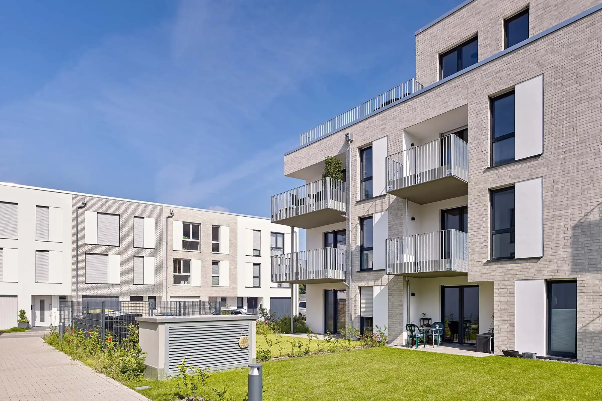 Moderne Mehrfamilienhäuser mit Flachdach mit hellem Klinker