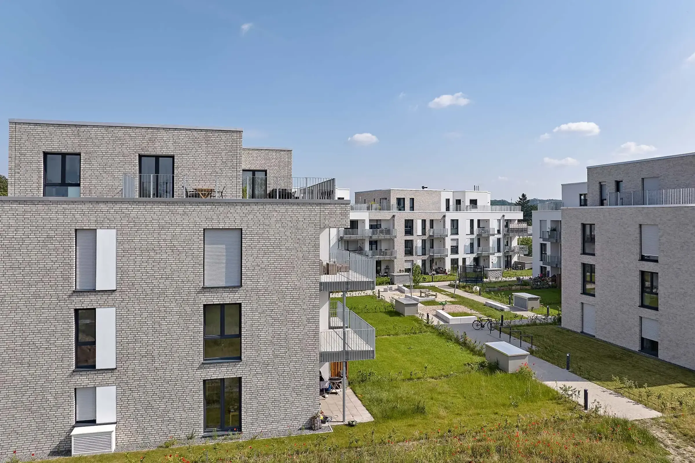 Wohnviertel mit mehreren Mehrfamilienhäuser im modernen Flachdachstil mit Klinker 