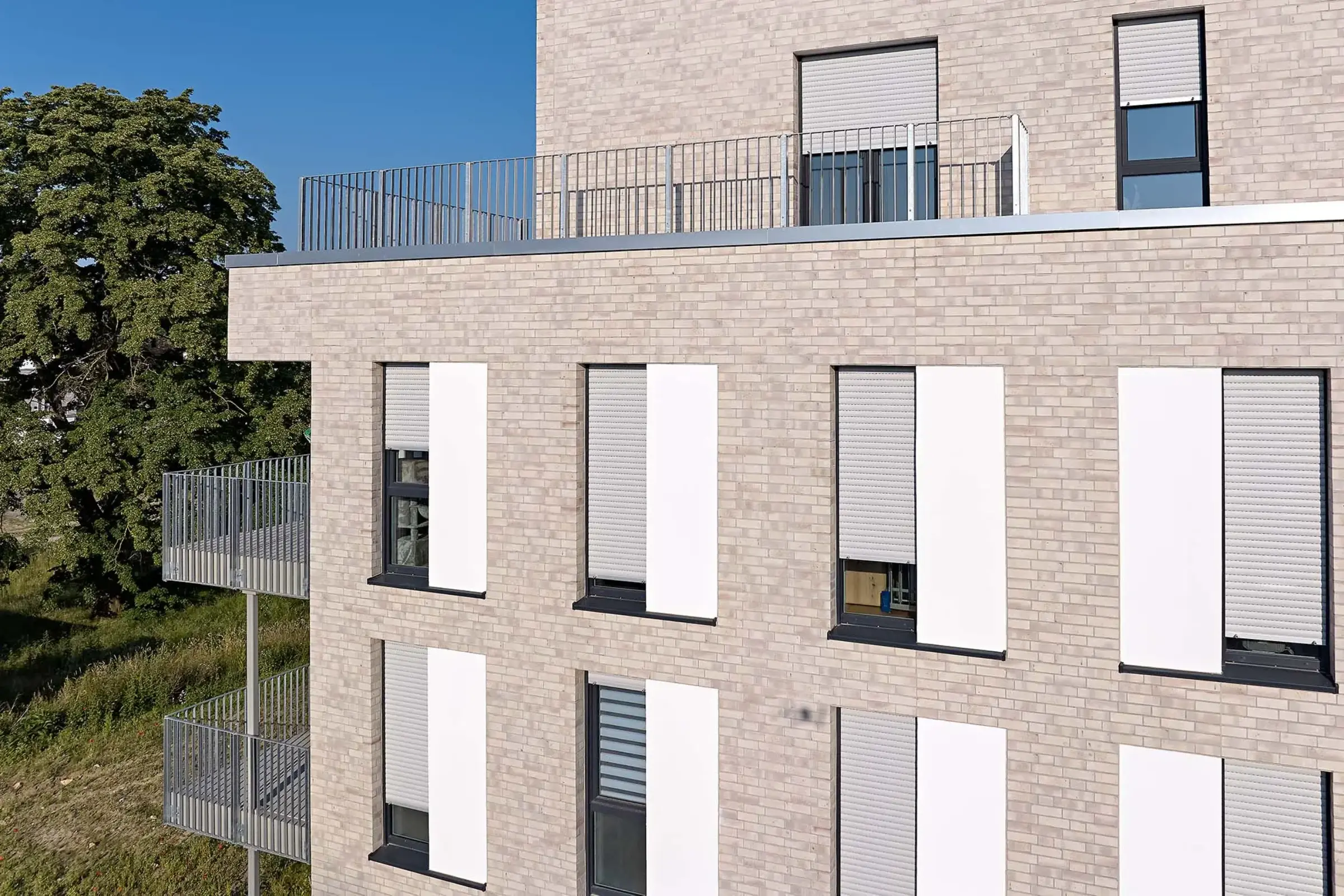 Klinkerfassade im Farbton creme mit Fensterfront