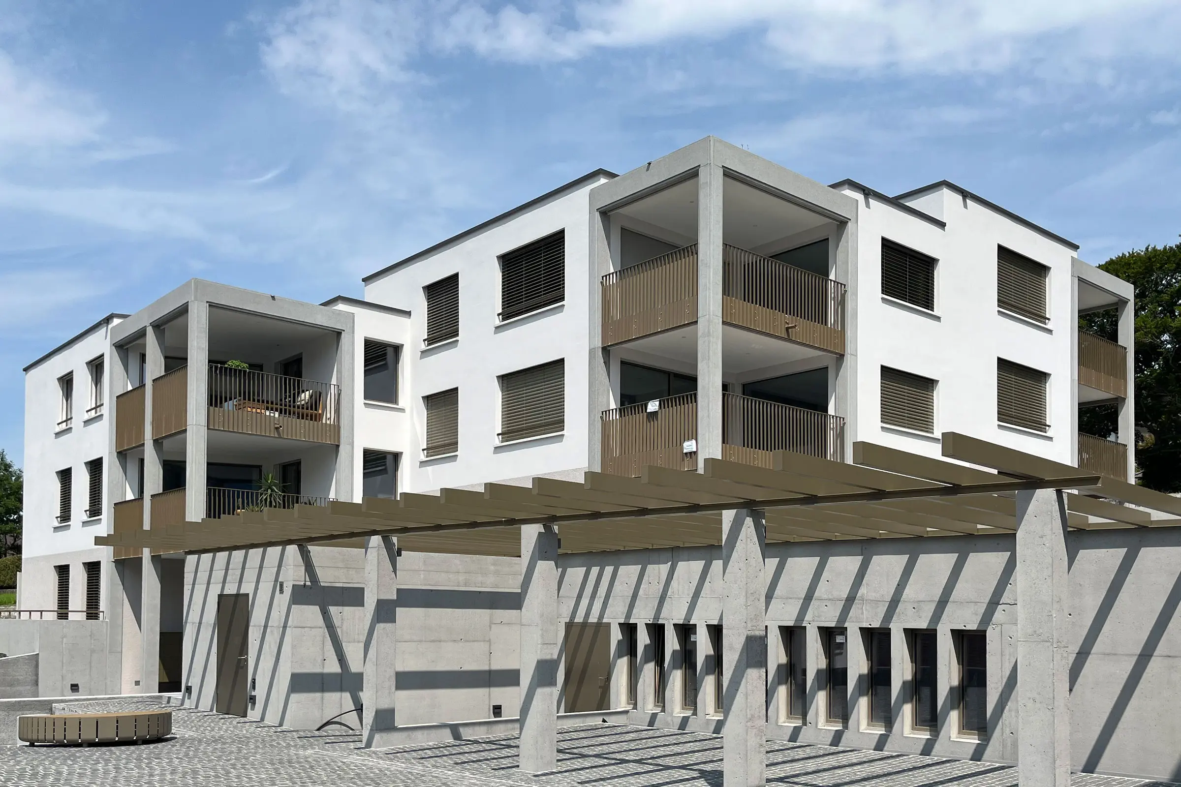 Ensemble résidentiel de plusieurs maisons à Balzers avec façade blanche en StoSignature Fine