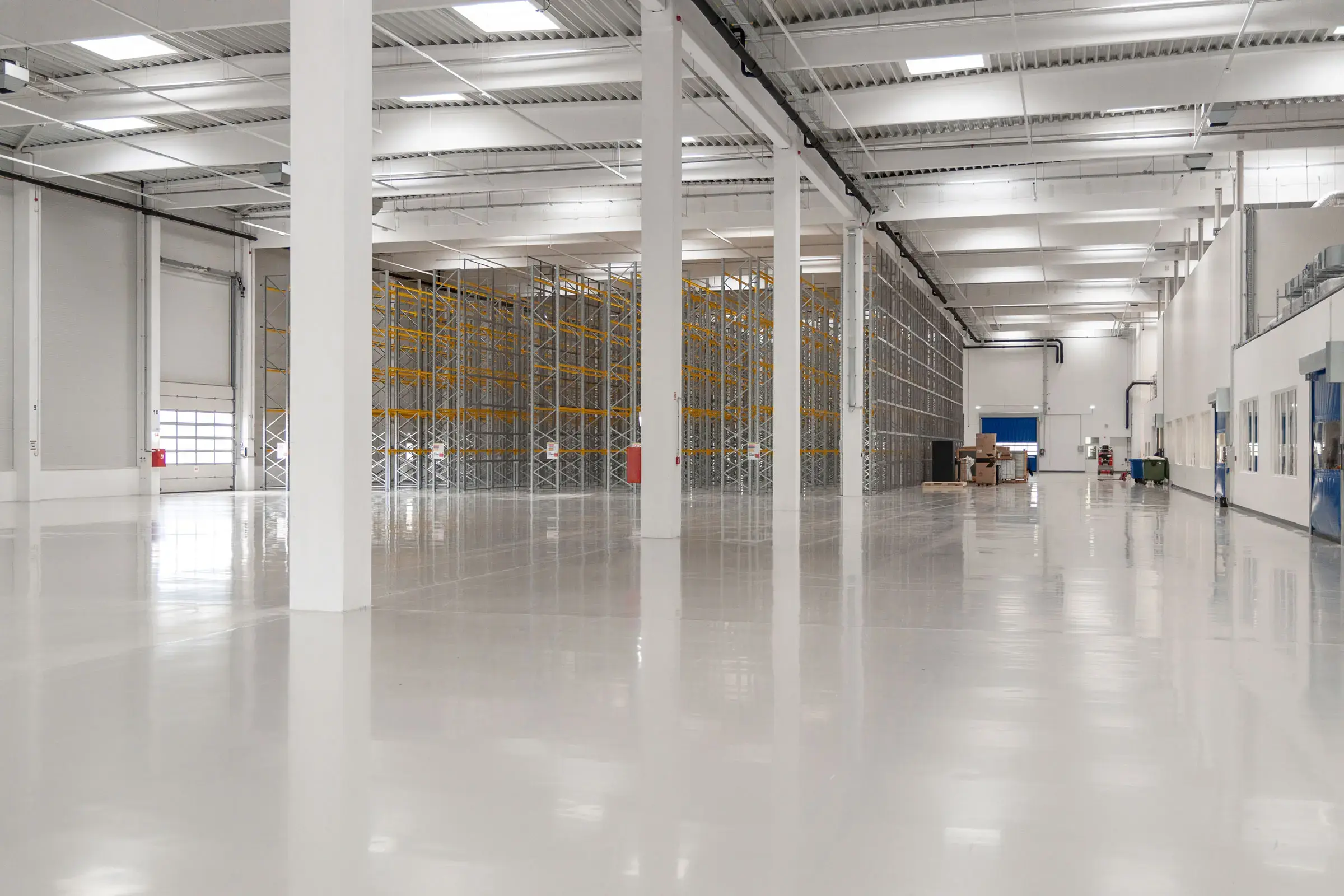 Weisser Bodenbelag in Industriegebäude