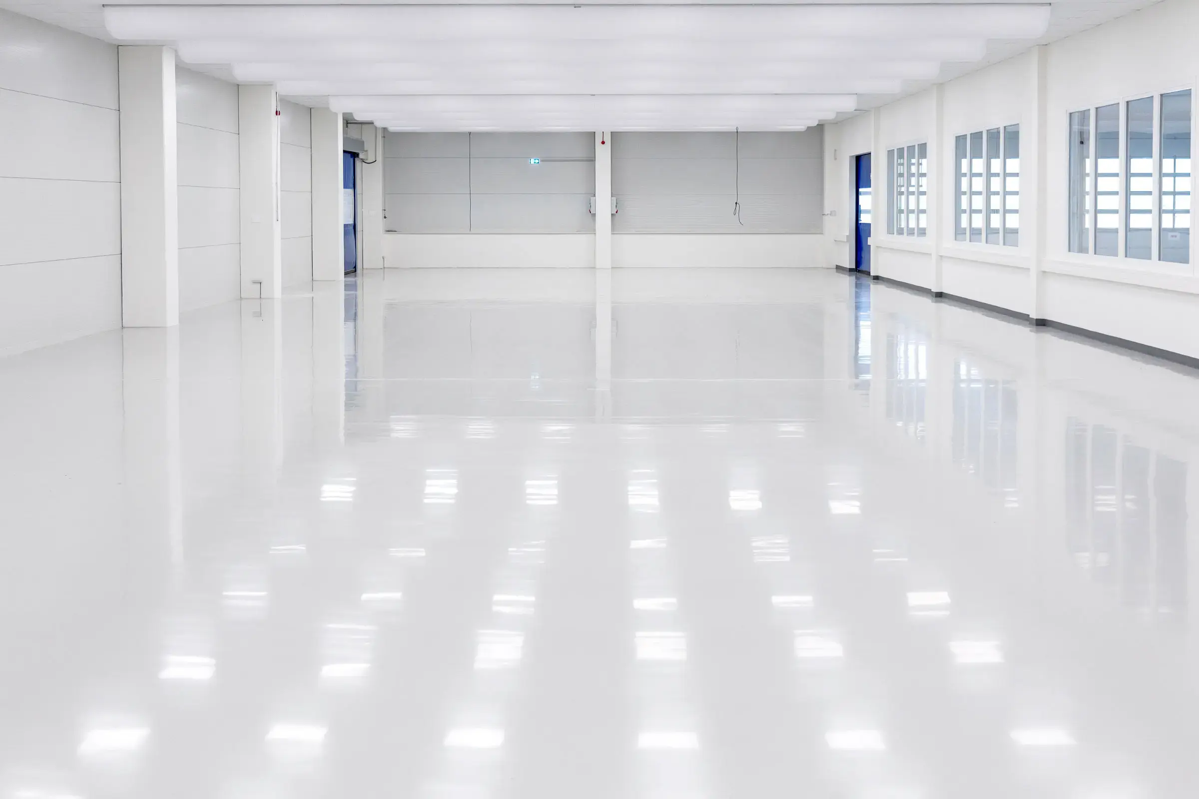 Weisser Bodenbelag in Industriegebäude
