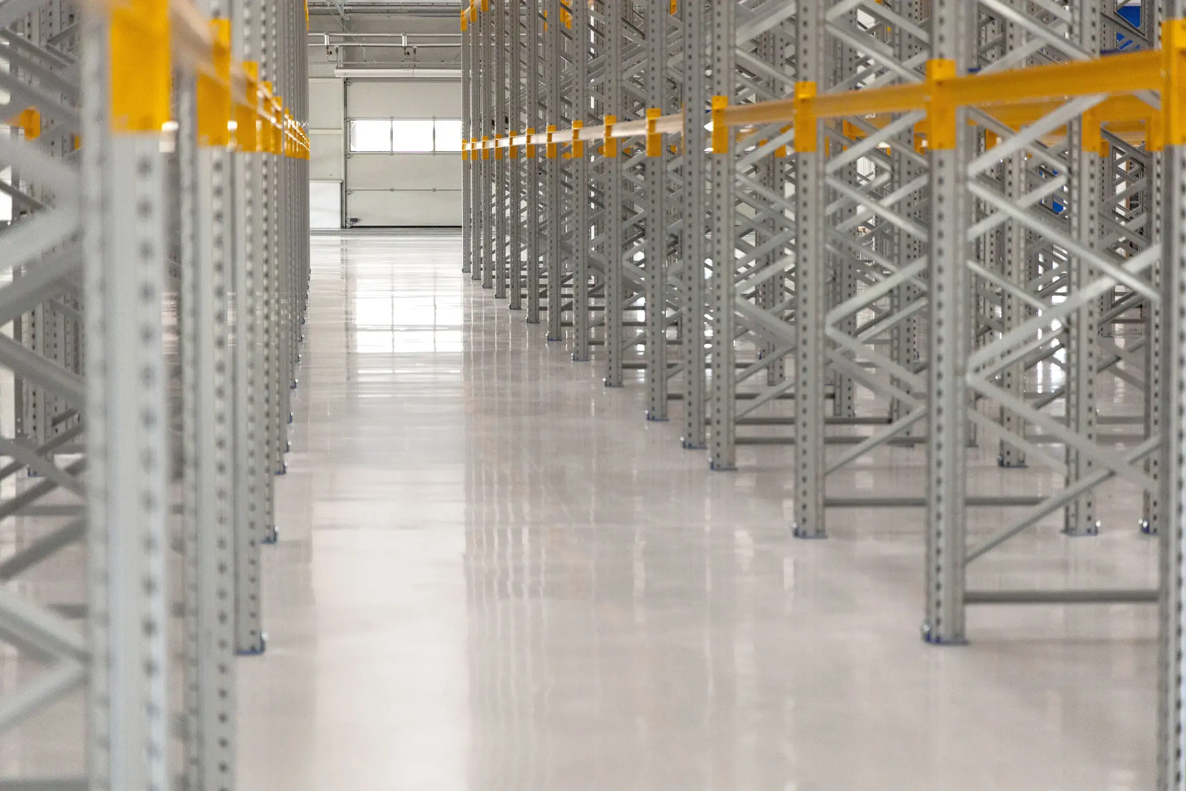 Weisser Bodenbelag in grossem Lager mit Alu-Gestellen