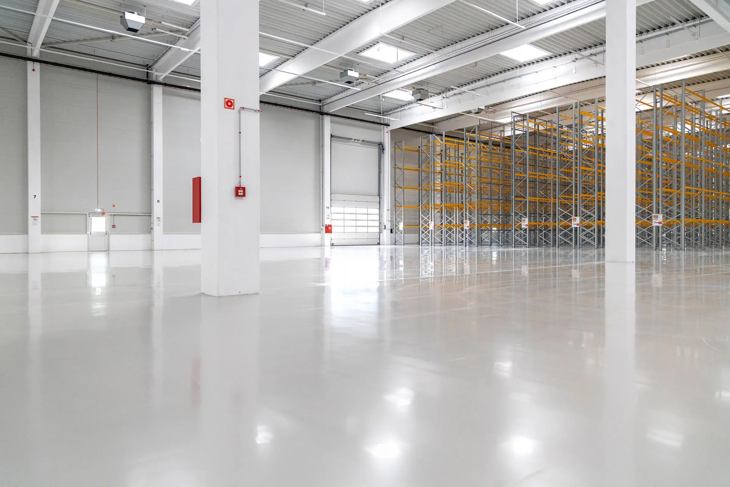 Weisser Bodenbelag in Industriehalle