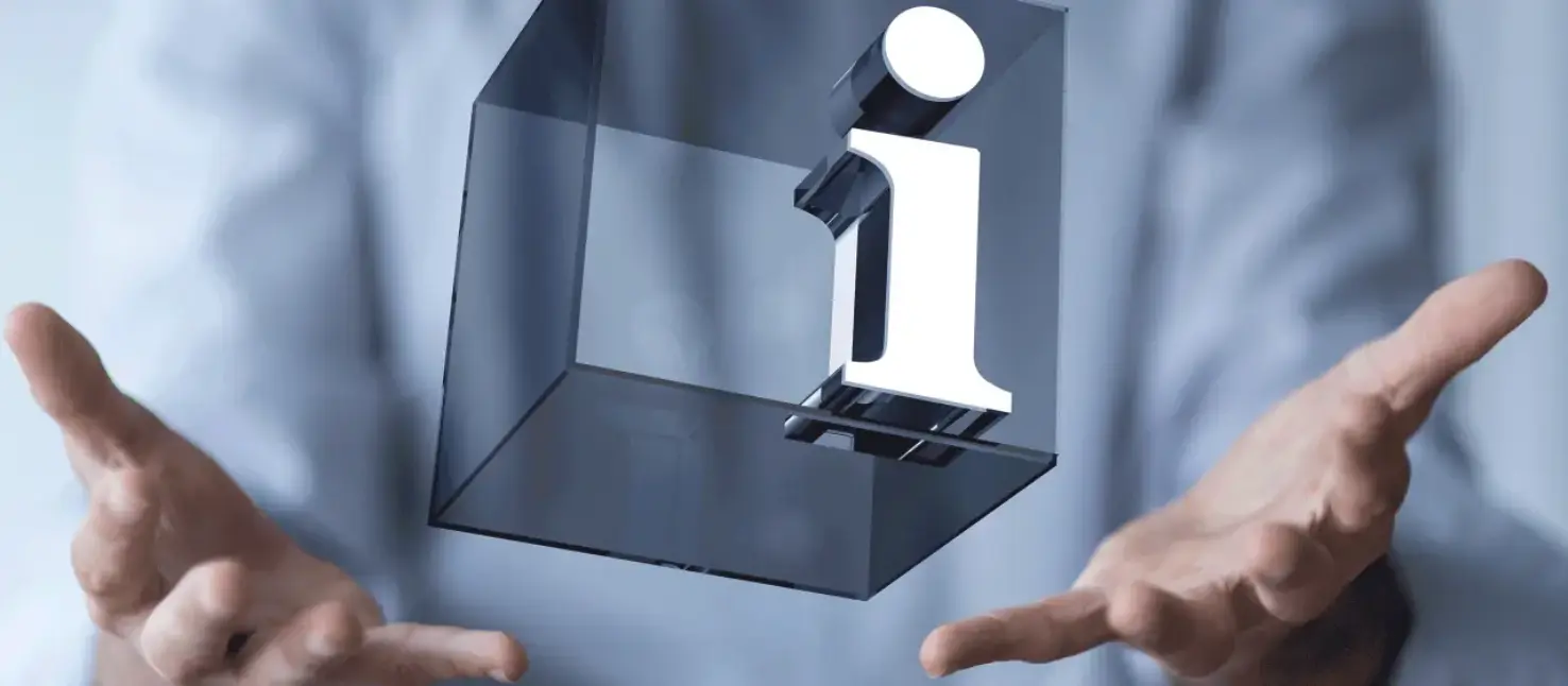 Würfel aus Plexiglas wird nach oben geworfen