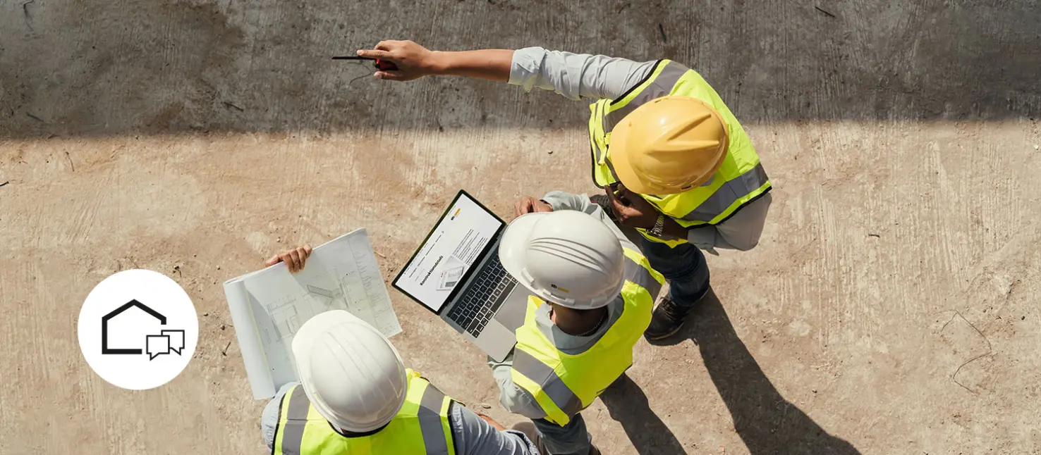  Personen bei einem Gespräch auf der Baustelle