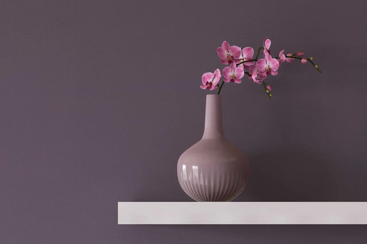 Detail Schlafzimmer Regal mit Vase, lilafarbene Wand gestaltet mit Interior Colors 24+ von Sto