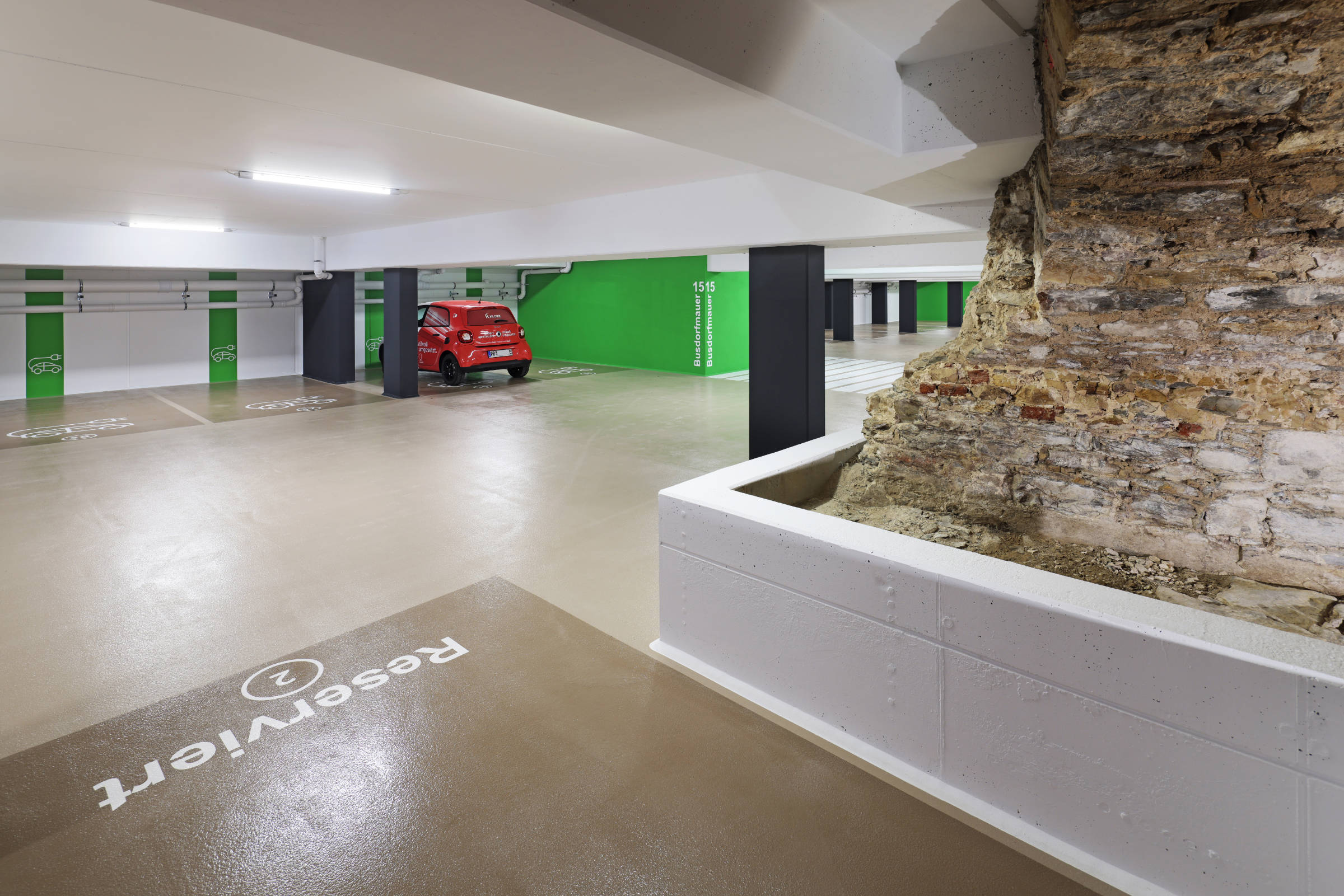 Bild einer Tiefgarage mit Sto-Bodenbeschichtungen