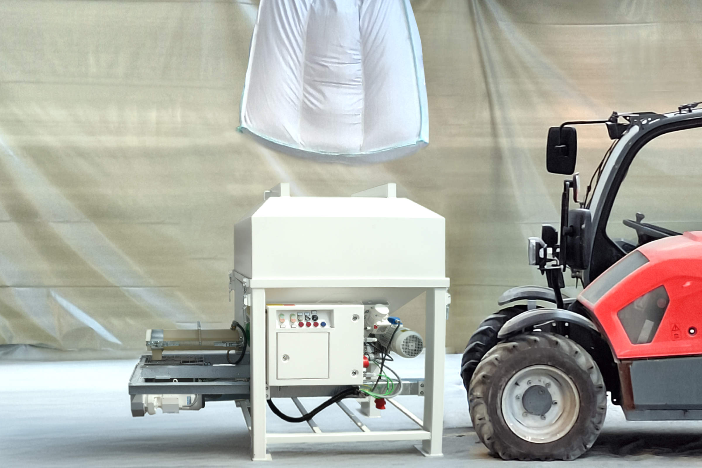 Einfaches Befüllen des Silos mit StoCretec Mörtel im Big Bag. Bild: Sto 