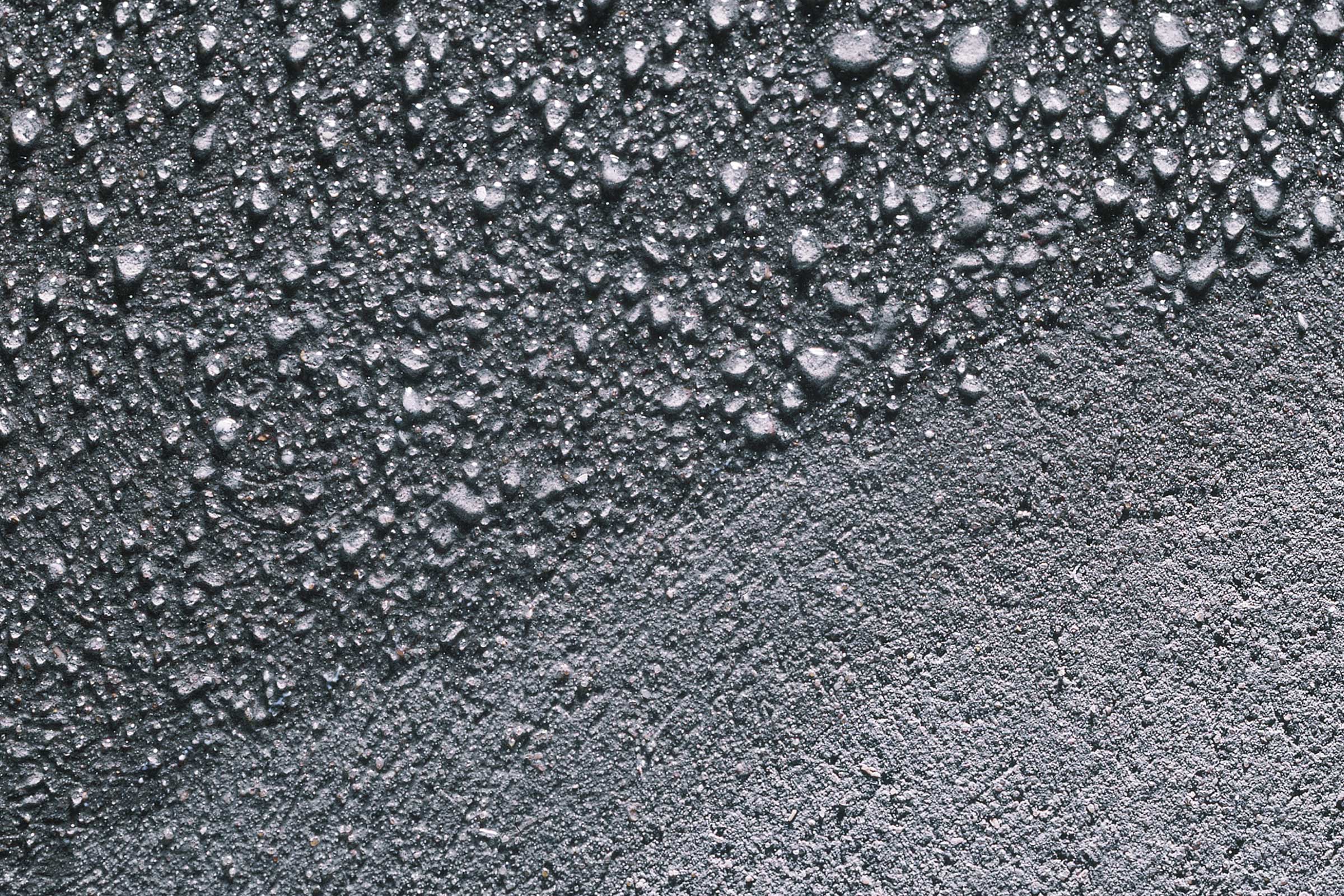 Regentropfen perlen von Sichtbeton ab