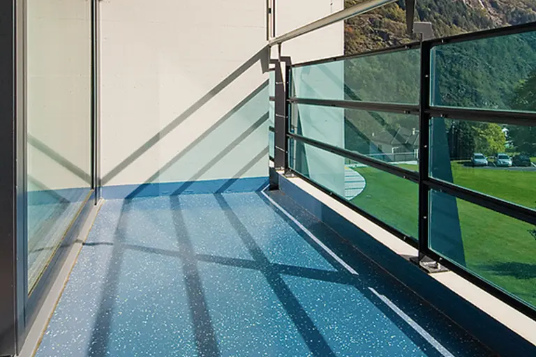 Balcon avec revêtement de balcon bleu