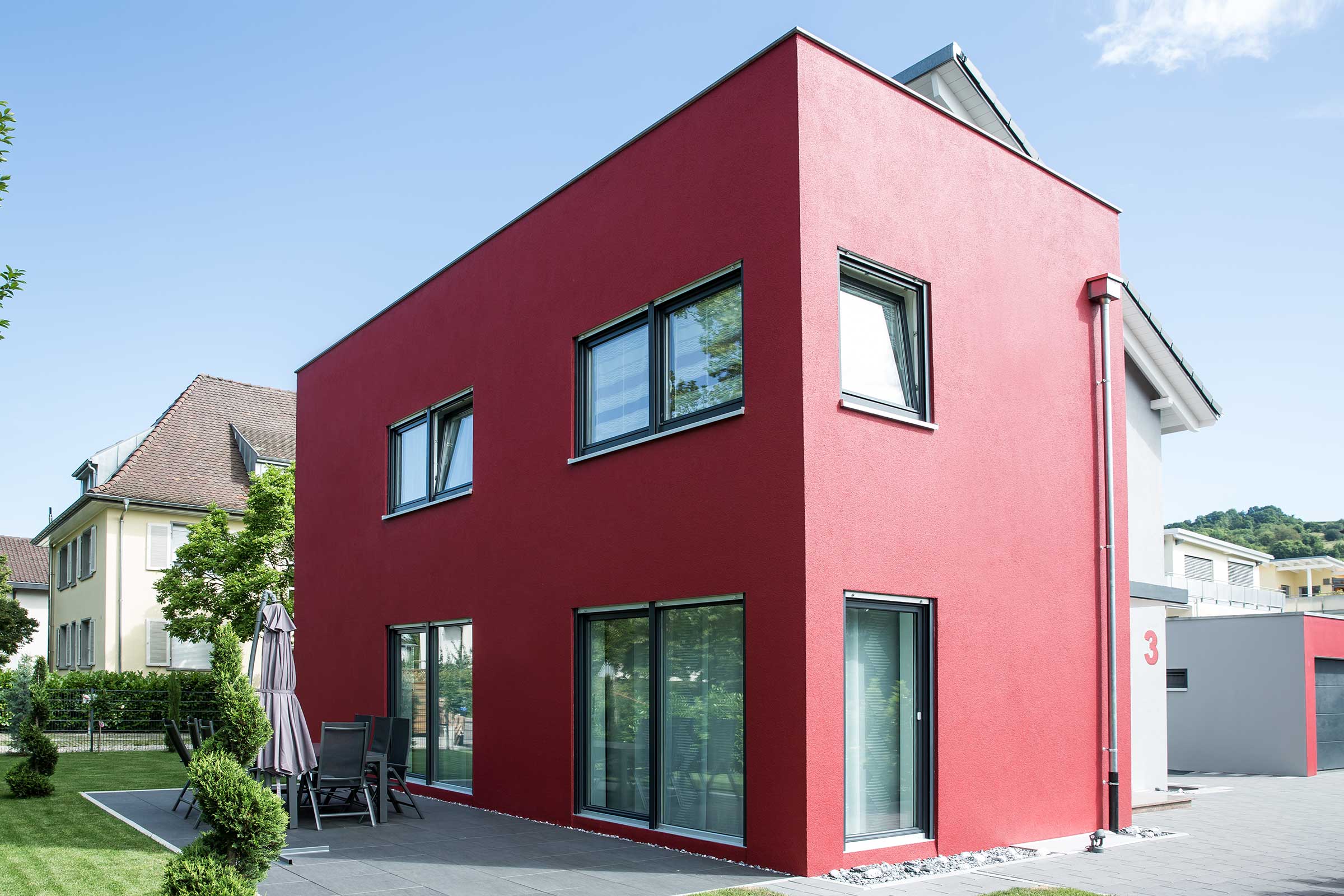Eckansicht roter Kubusbau mit Fassadenfarbe StoColor Dryonic S in rot