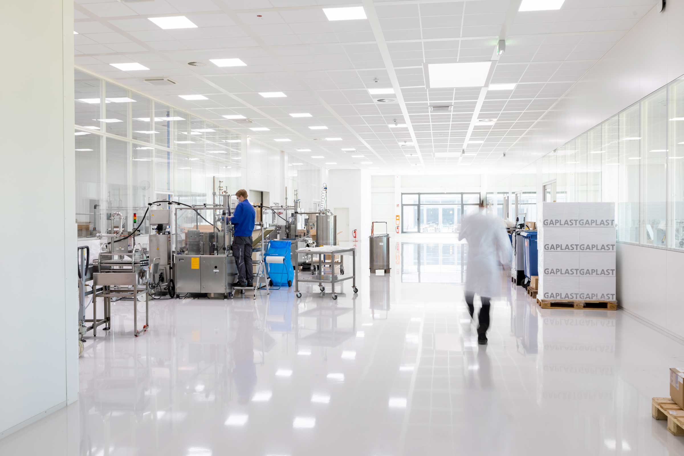 Fertigungshalle mit ableitfähigem Industrieboden 