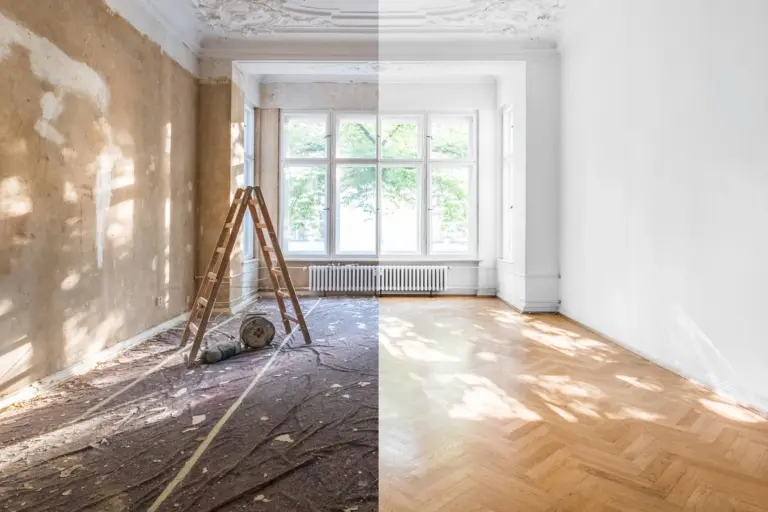 Photo d'une pièce : à gauche, l'ancien revêtement mural ; à droite, le revêtement mural rénové