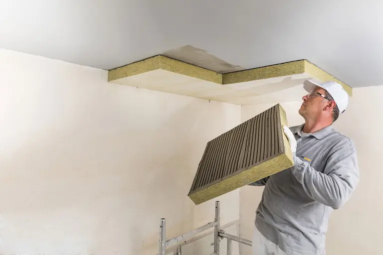 Fachhandwerker klebt Dämmplatte an die Decke, Foto: M. Baitinger, Böblingen DE