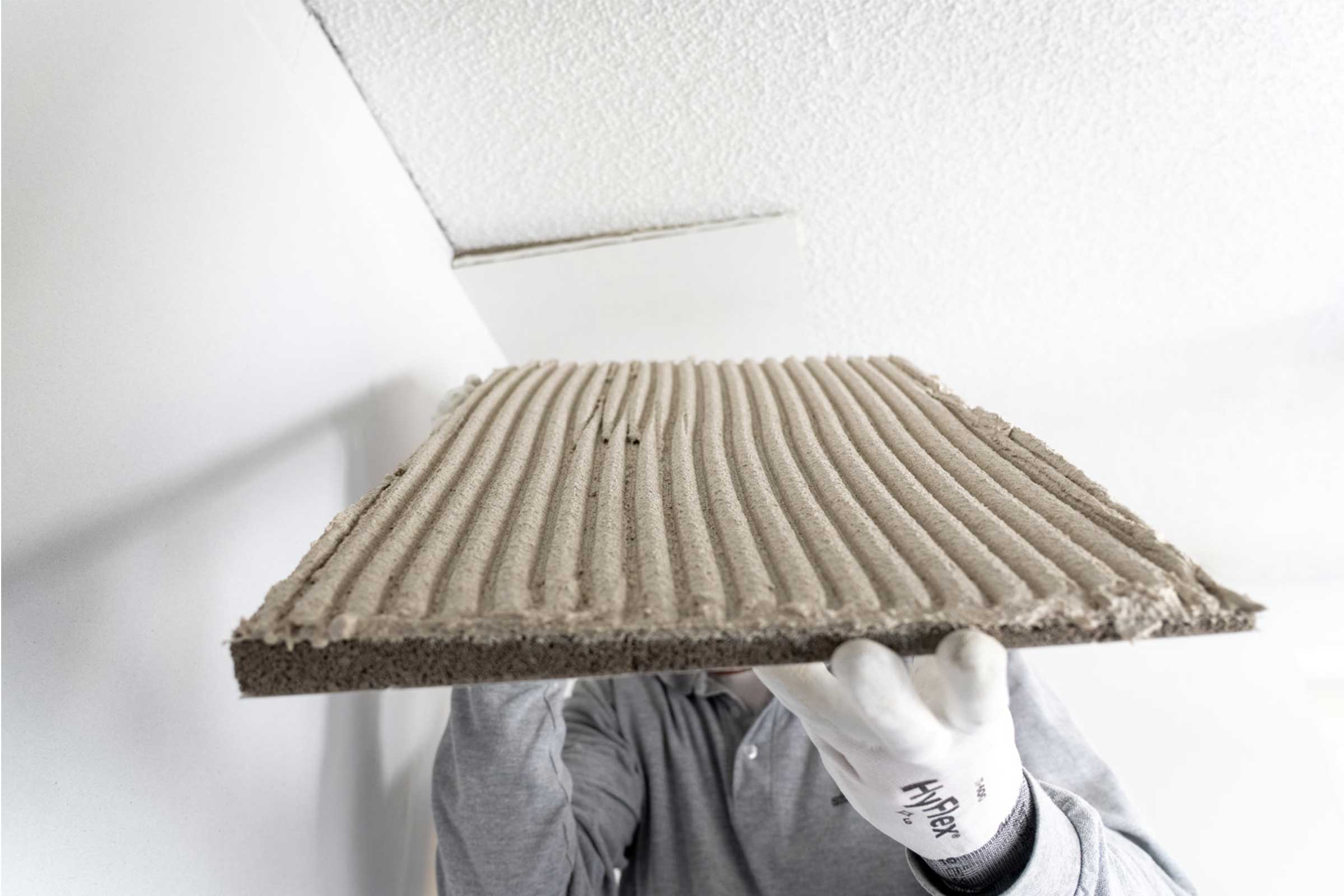 Anbringen von Trägerplatte StoCarrier Helio an Decke