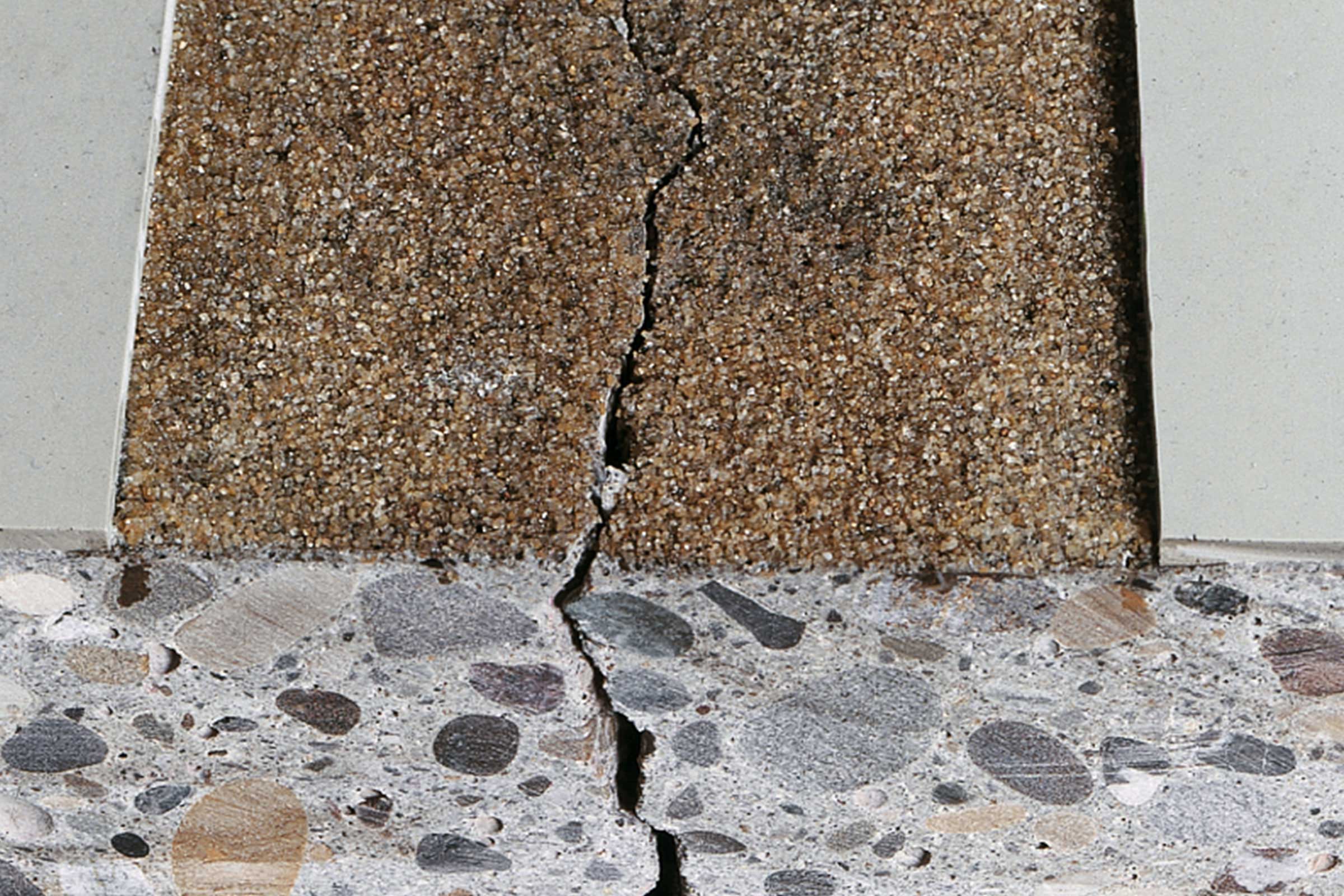 Crepa nel rivestimento del balcone