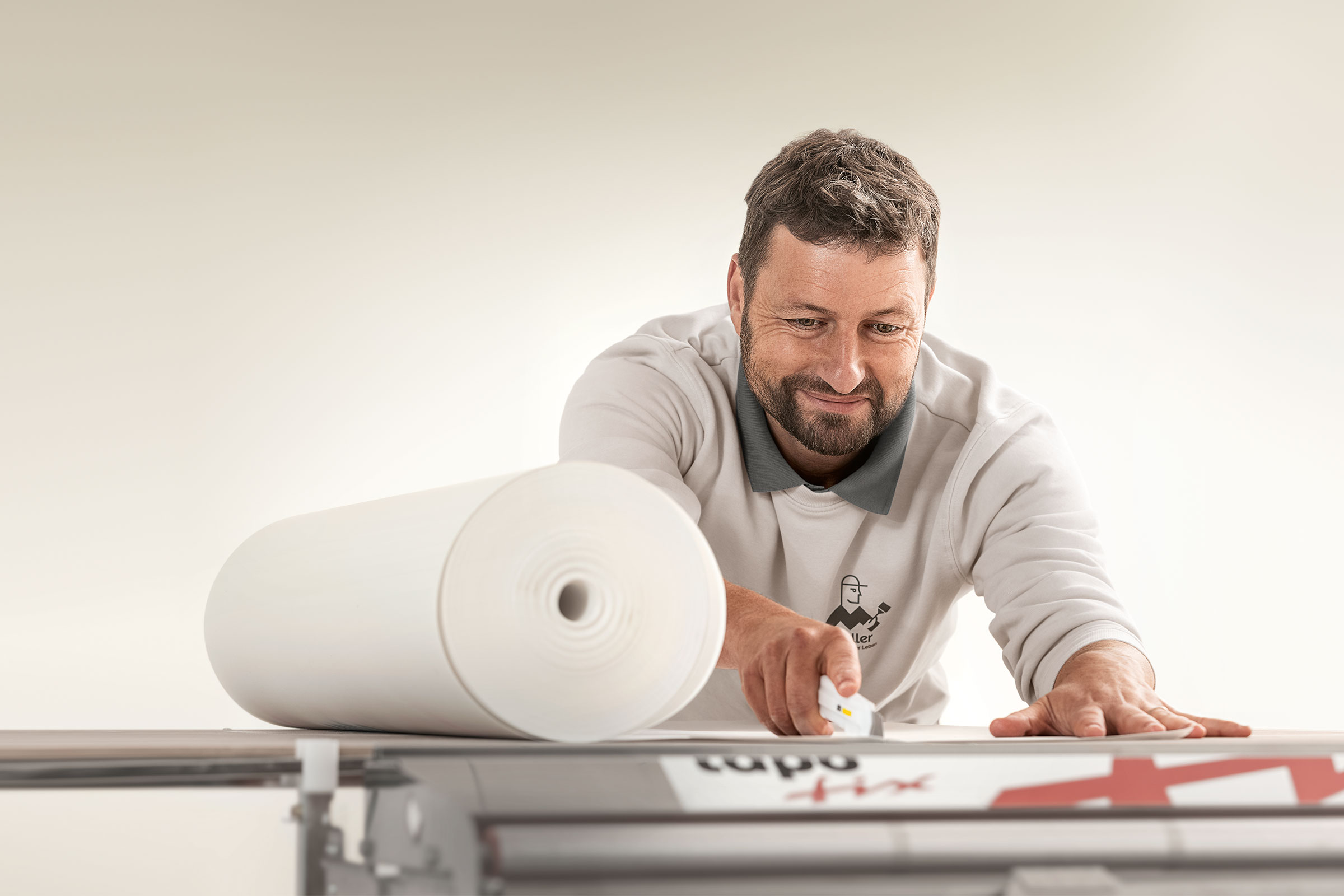 Mit den sauberen Schnittkanten lässt sich das Vlies einfach auf Stoss verkleben.